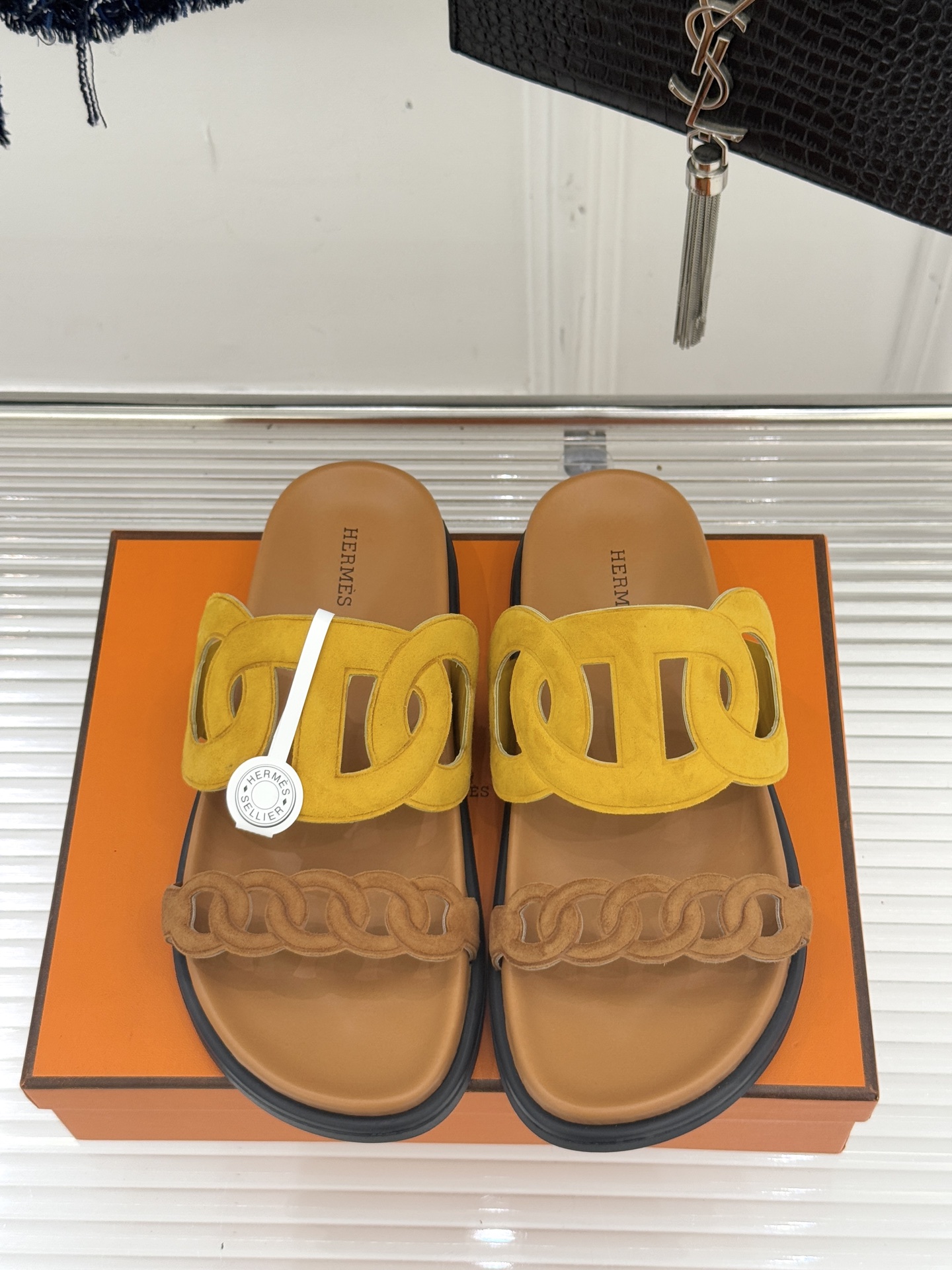 顶版 （配原版飞机盒）Hermès/爱马仕经典镂空猪鼻子休闲懒人拖鞋标志性的猪鼻子镂空设计俏皮吸睛在简约