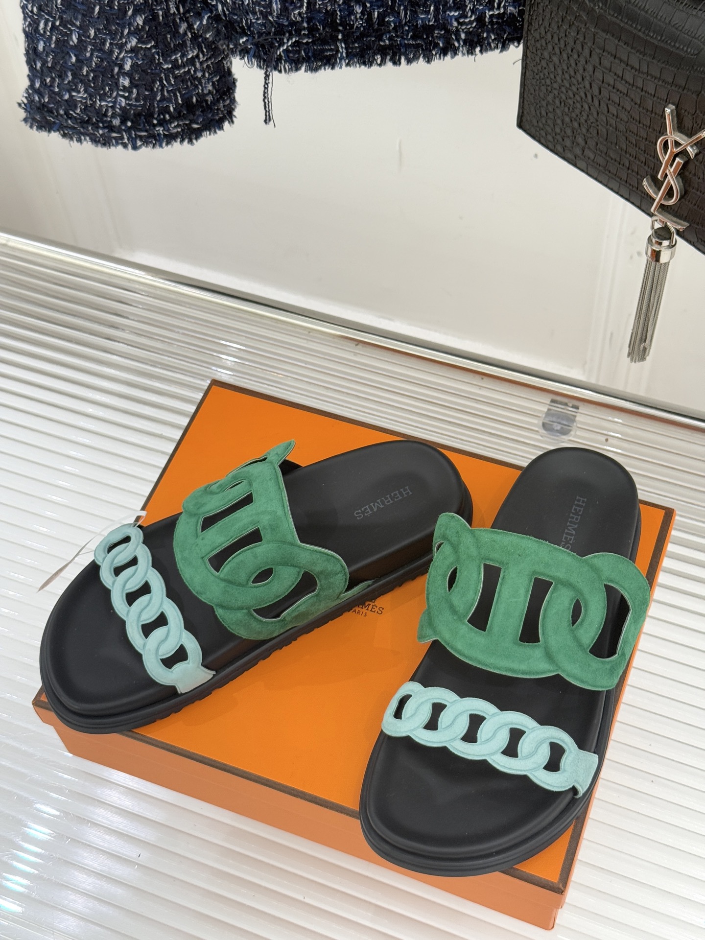 顶版 （配原版飞机盒）Hermès/爱马仕经典镂空猪鼻子休闲懒人拖鞋标志性的猪鼻子镂空设计俏皮吸睛在简约