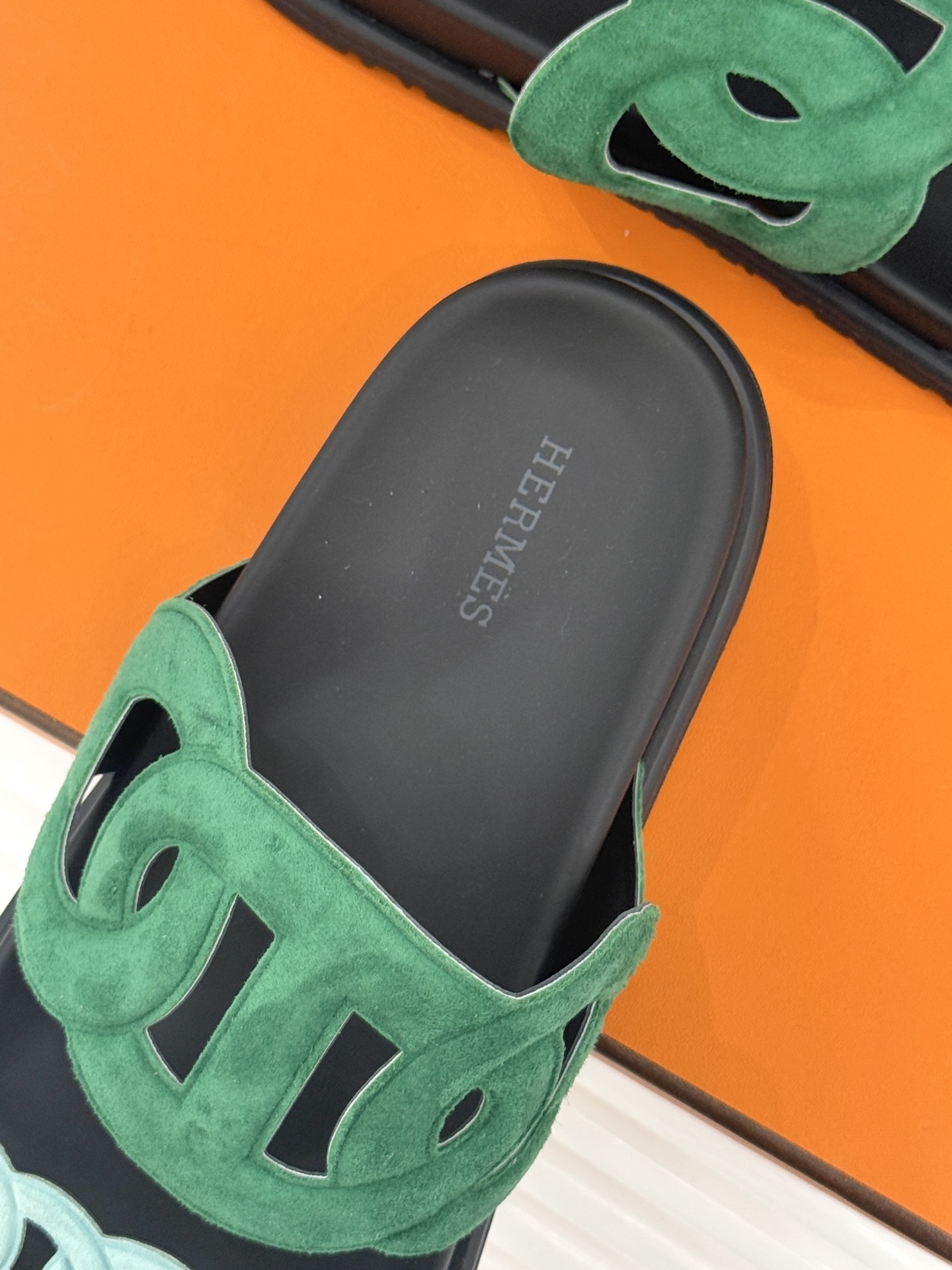 顶版 （配原版飞机盒）Hermès/爱马仕经典镂空猪鼻子休闲懒人拖鞋标志性的猪鼻子镂空设计俏皮吸睛在简约