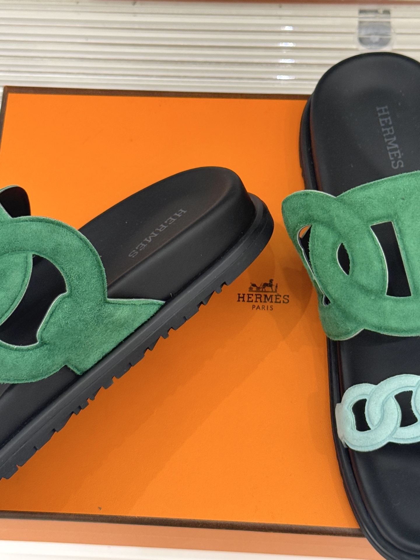 顶版 （配原版飞机盒）Hermès/爱马仕经典镂空猪鼻子休闲懒人拖鞋标志性的猪鼻子镂空设计俏皮吸睛在简约