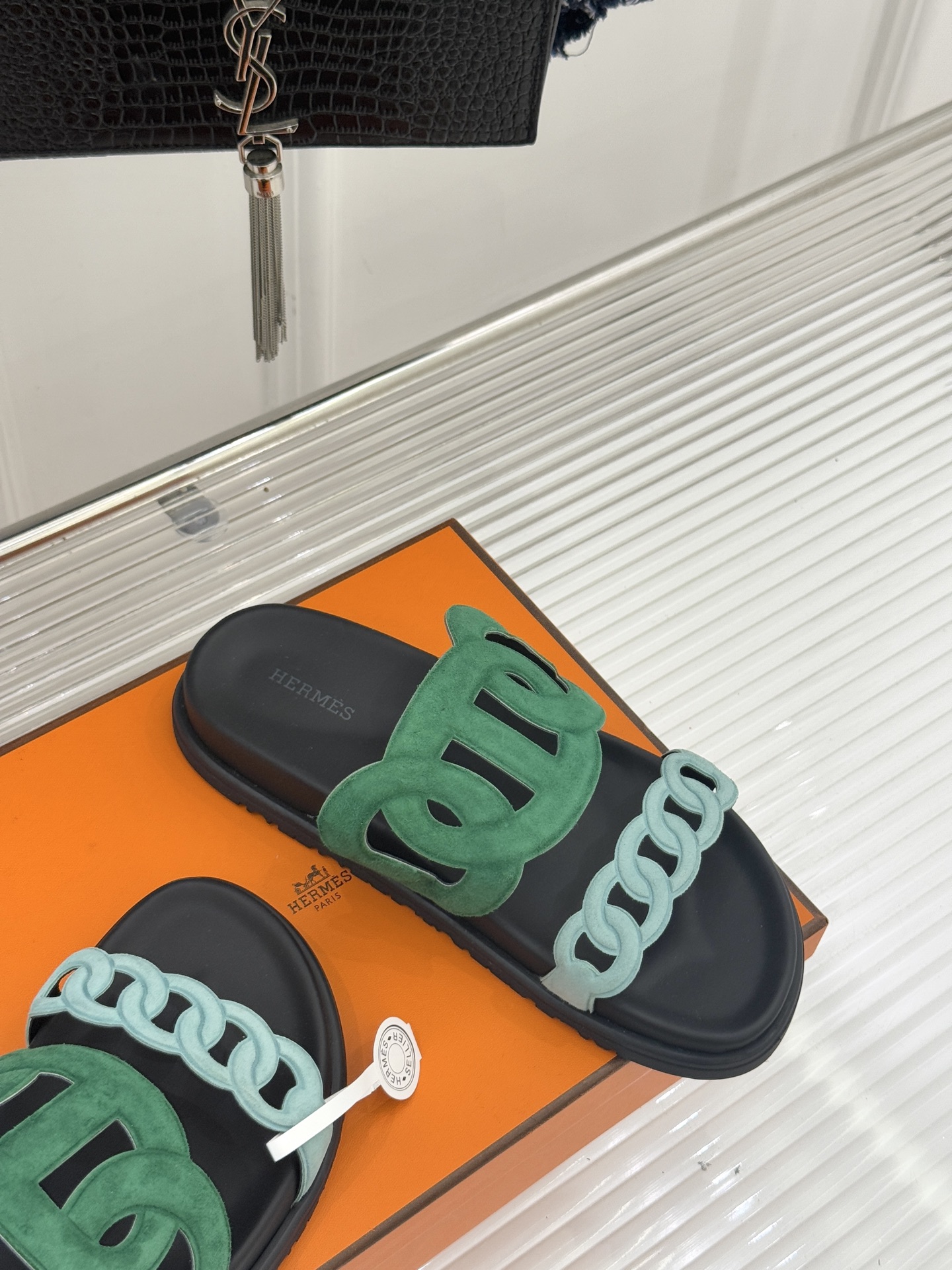 顶版 （配原版飞机盒）Hermès/爱马仕经典镂空猪鼻子休闲懒人拖鞋标志性的猪鼻子镂空设计俏皮吸睛在简约