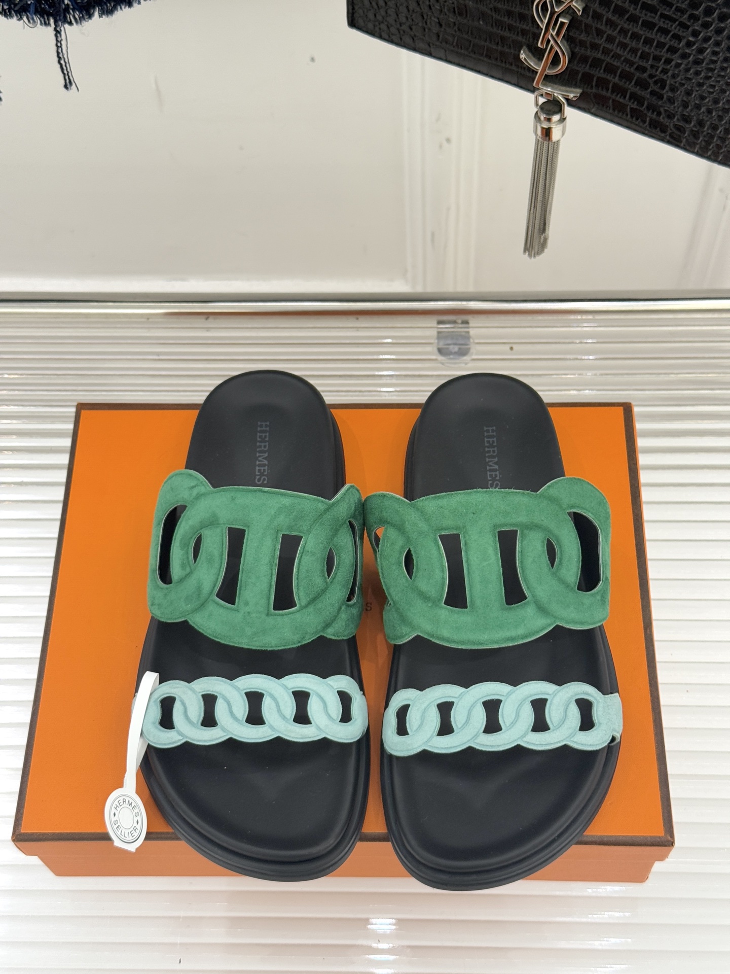 顶版 （配原版飞机盒）Hermès/爱马仕经典镂空猪鼻子休闲懒人拖鞋标志性的猪鼻子镂空设计俏皮吸睛在简约