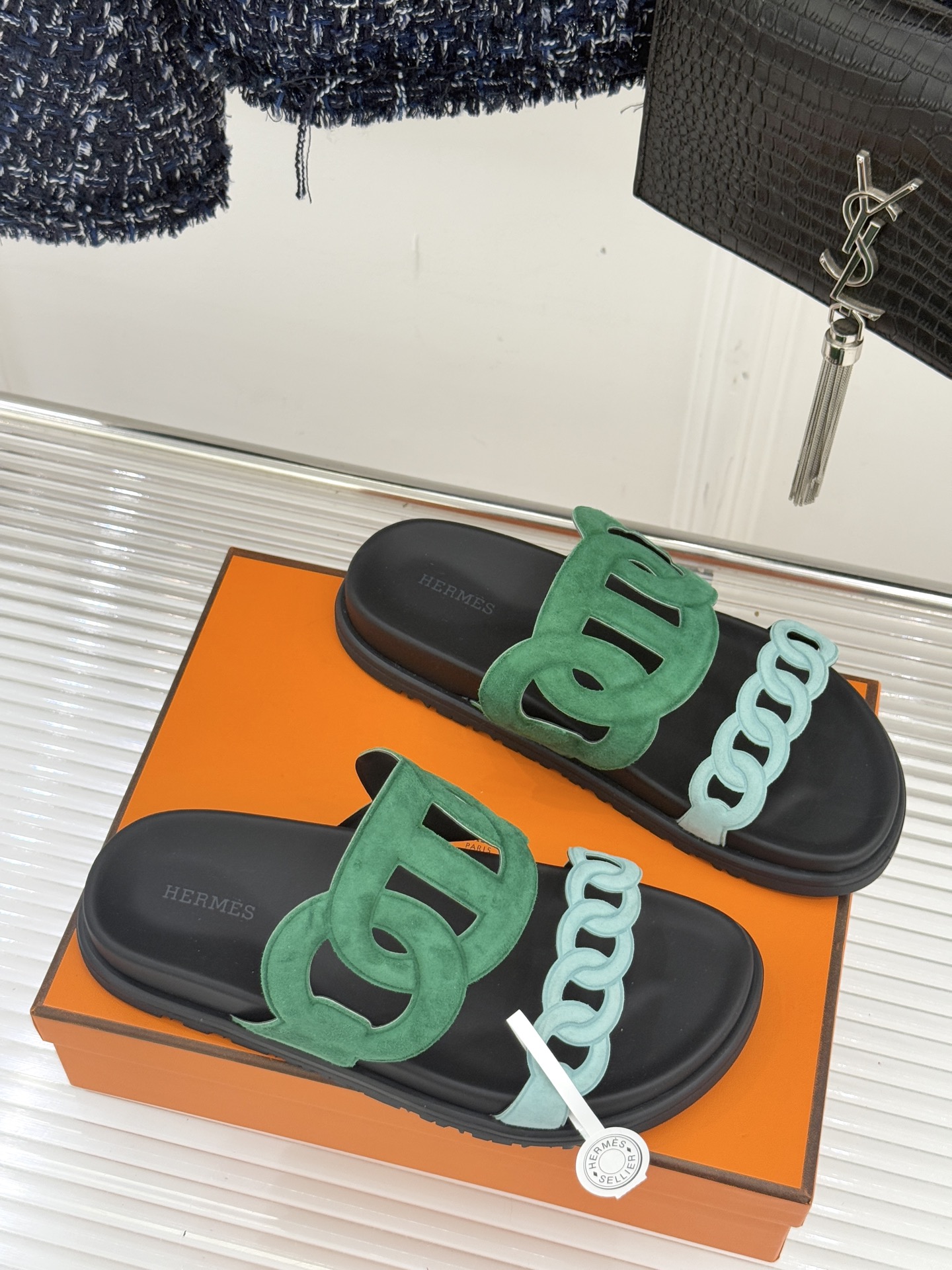 顶版 （配原版飞机盒）Hermès/爱马仕经典镂空猪鼻子休闲懒人拖鞋标志性的猪鼻子镂空设计俏皮吸睛在简约