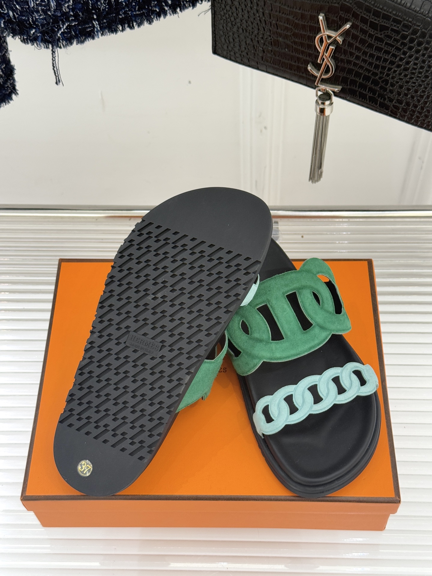 顶版 （配原版飞机盒）Hermès/爱马仕经典镂空猪鼻子休闲懒人拖鞋标志性的猪鼻子镂空设计俏皮吸睛在简约