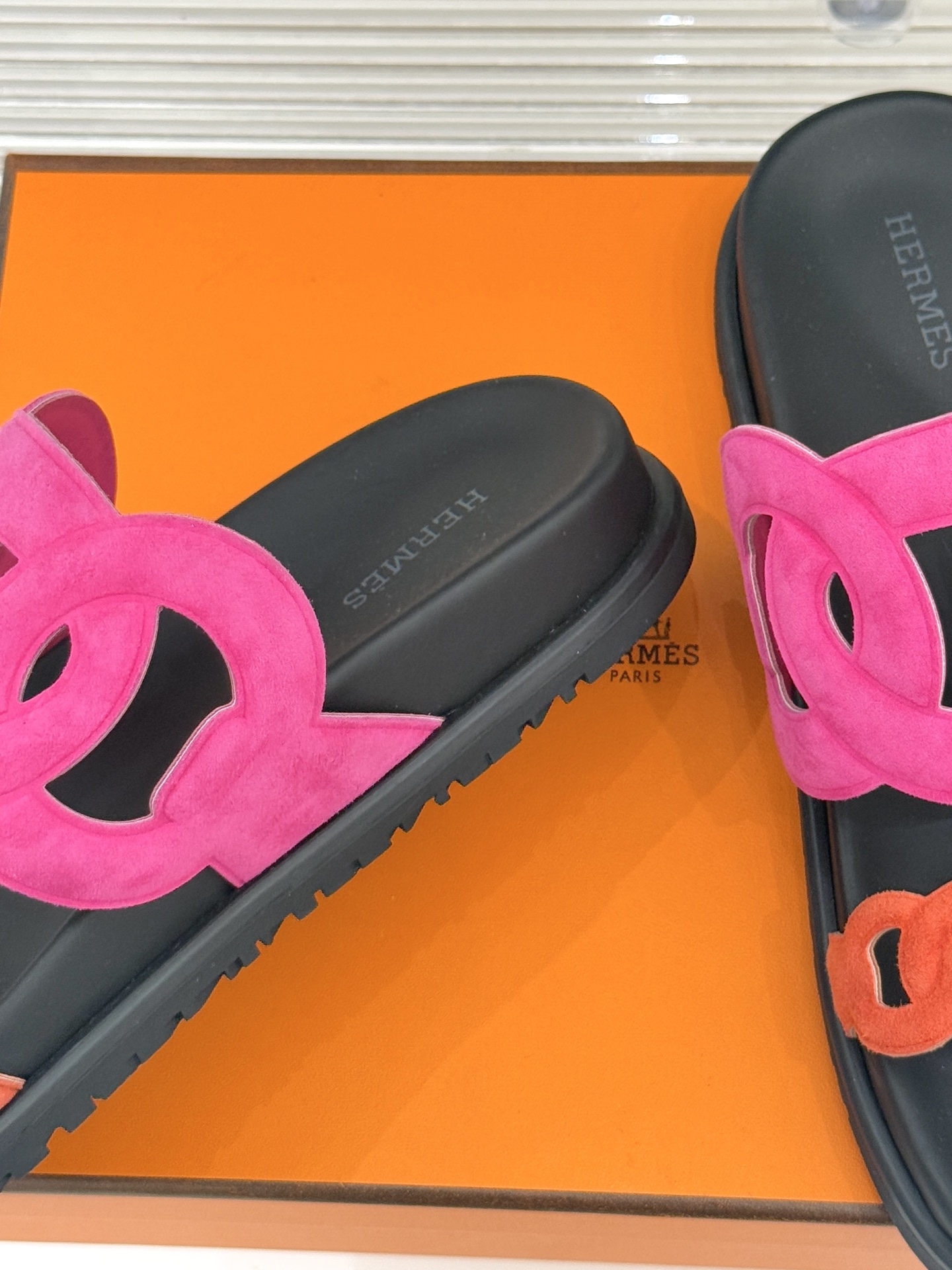 顶版 （配原版飞机盒）Hermès/爱马仕经典镂空猪鼻子休闲懒人拖鞋标志性的猪鼻子镂空设计俏皮吸睛在简约