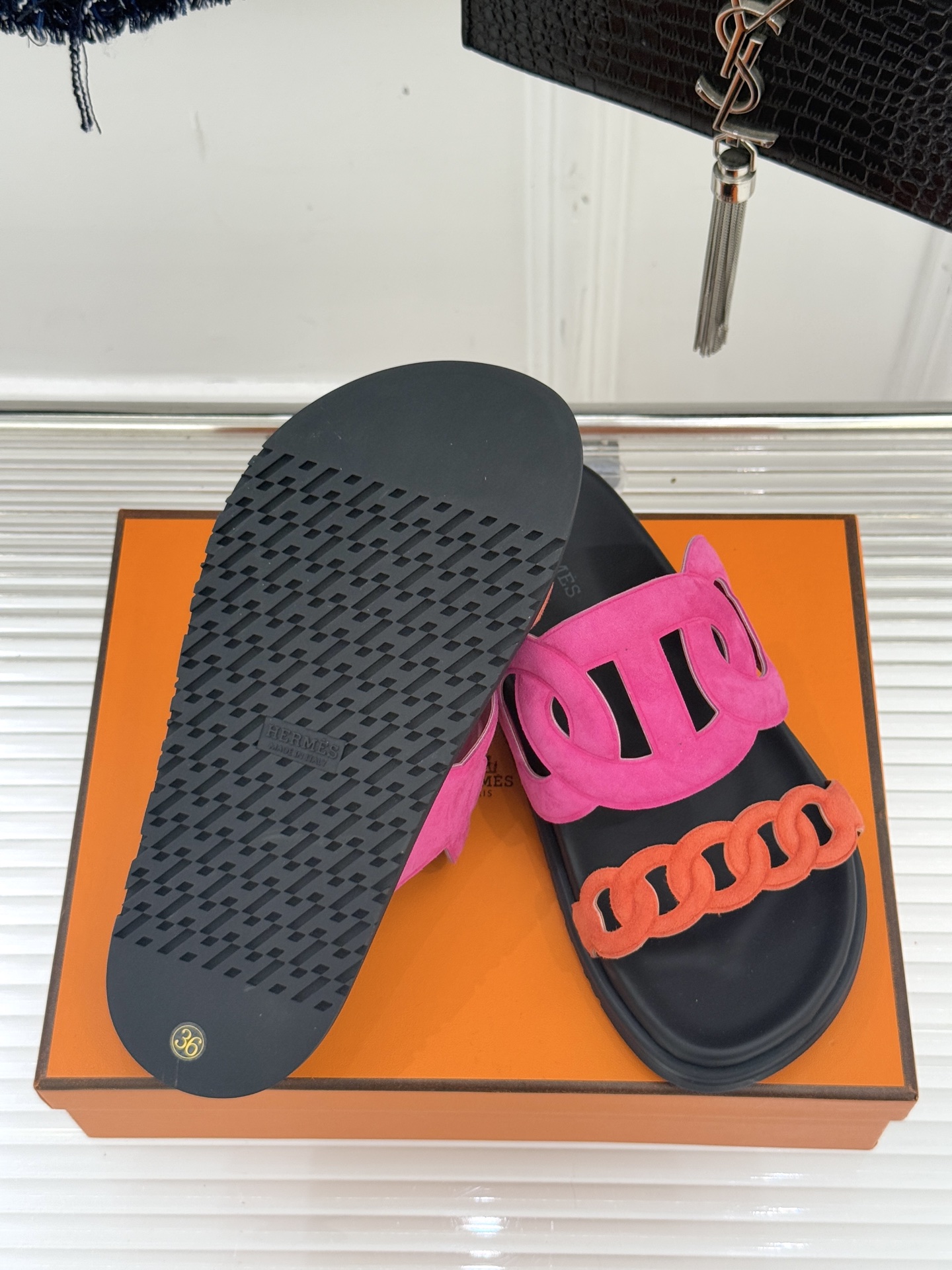 顶版 （配原版飞机盒）Hermès/爱马仕经典镂空猪鼻子休闲懒人拖鞋标志性的猪鼻子镂空设计俏皮吸睛在简约