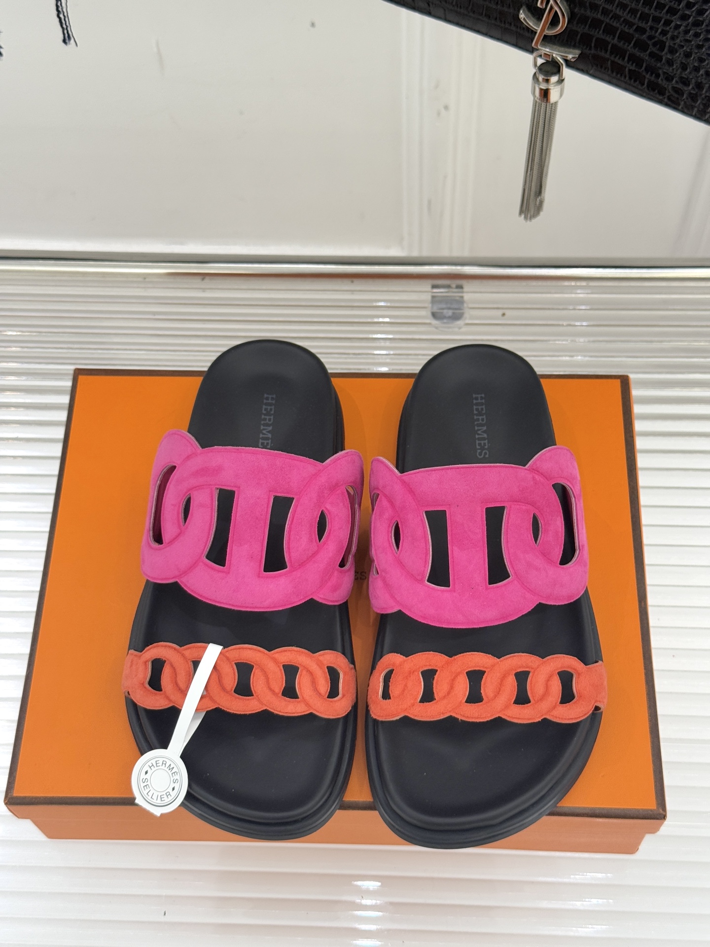 顶版 （配原版飞机盒）Hermès/爱马仕经典镂空猪鼻子休闲懒人拖鞋标志性的猪鼻子镂空设计俏皮吸睛在简约