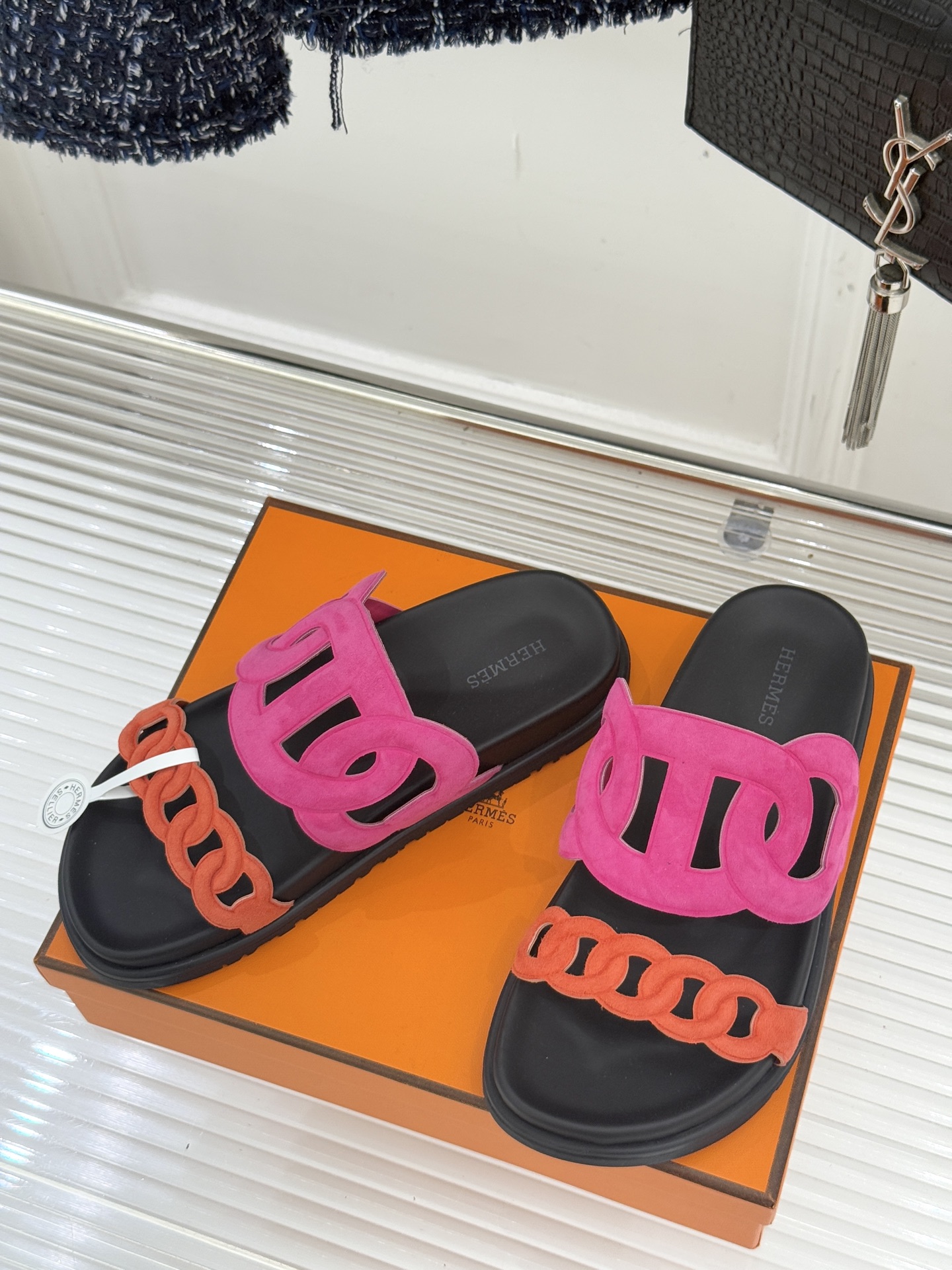 顶版 （配原版飞机盒）Hermès/爱马仕经典镂空猪鼻子休闲懒人拖鞋标志性的猪鼻子镂空设计俏皮吸睛在简约