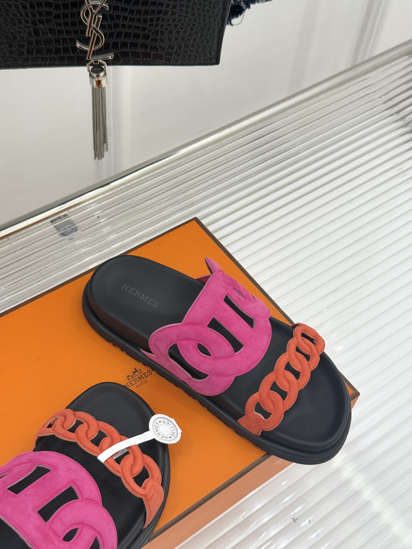 顶版 （配原版飞机盒）Hermès/爱马仕经典镂空猪鼻子休闲懒人拖鞋标志性的猪鼻子镂空设计俏皮吸睛在简约