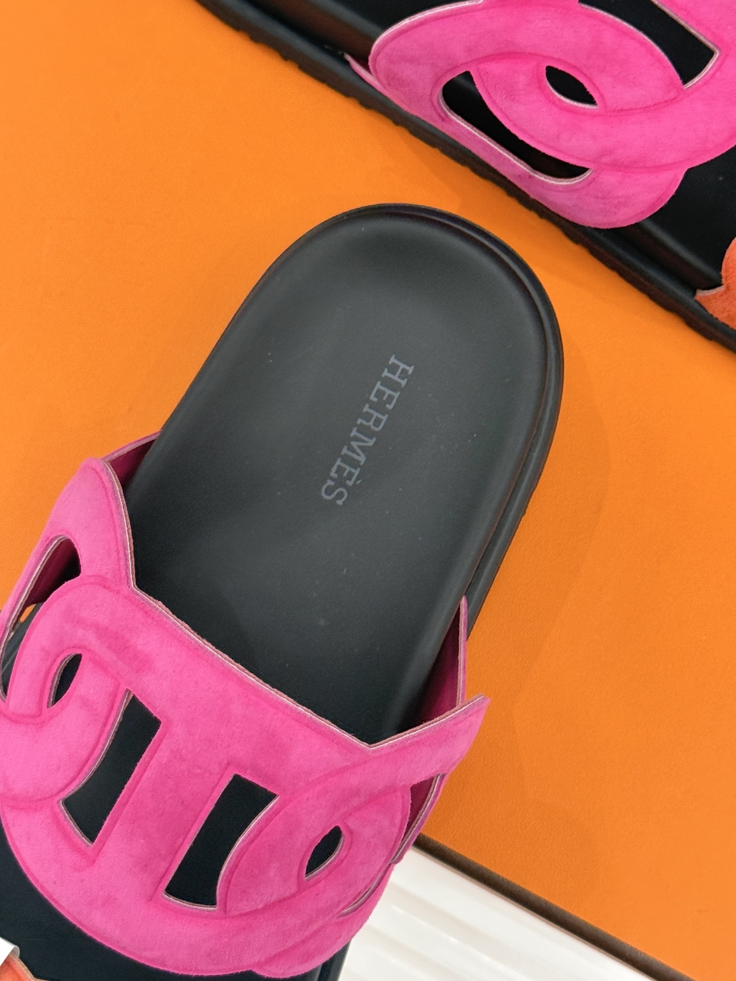 顶版 （配原版飞机盒）Hermès/爱马仕经典镂空猪鼻子休闲懒人拖鞋标志性的猪鼻子镂空设计俏皮吸睛在简约