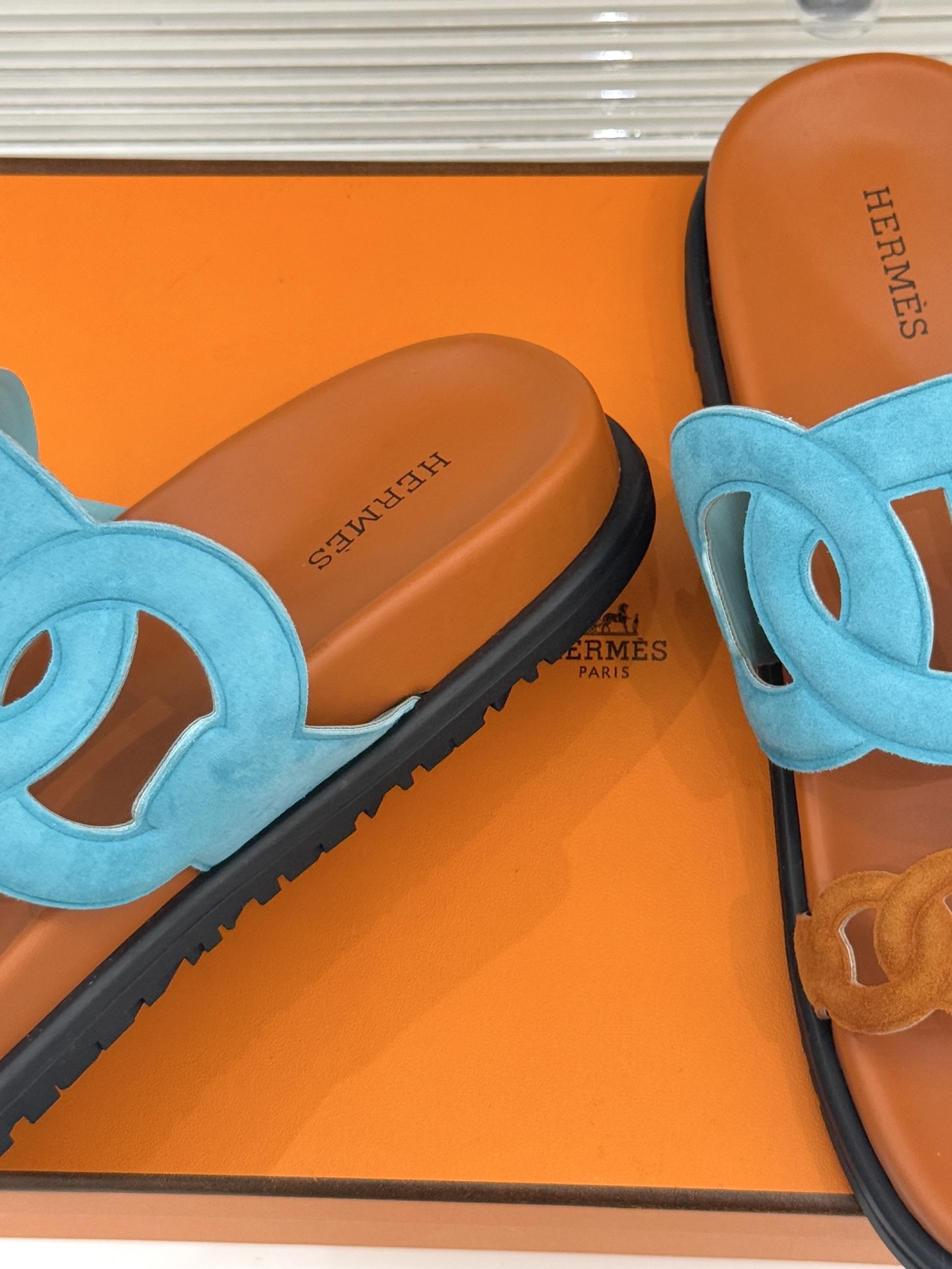 顶版 （配原版飞机盒）Hermès/爱马仕经典镂空猪鼻子休闲懒人拖鞋标志性的猪鼻子镂空设计俏皮吸睛在简约