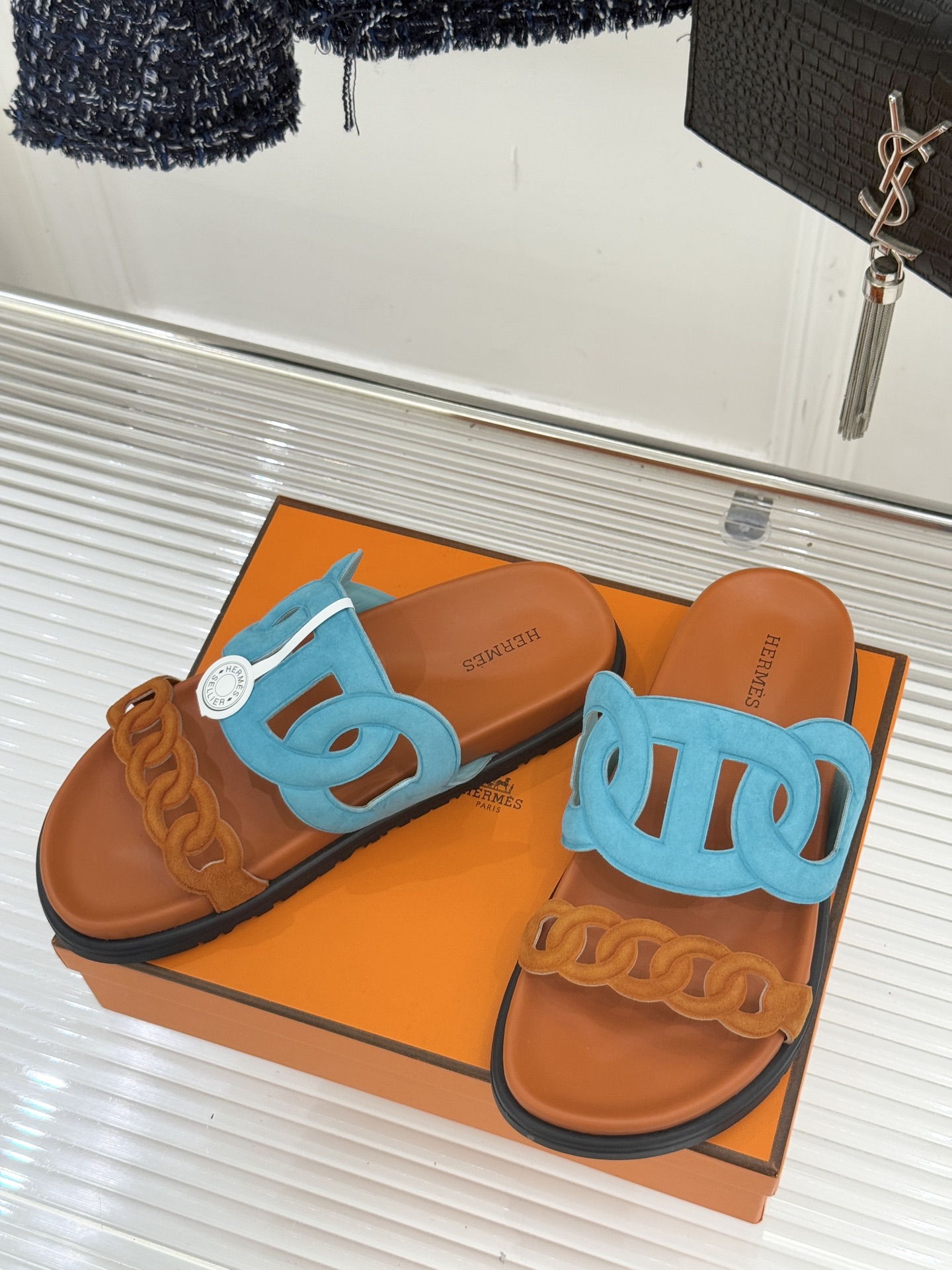 顶版 （配原版飞机盒）Hermès/爱马仕经典镂空猪鼻子休闲懒人拖鞋标志性的猪鼻子镂空设计俏皮吸睛在简约