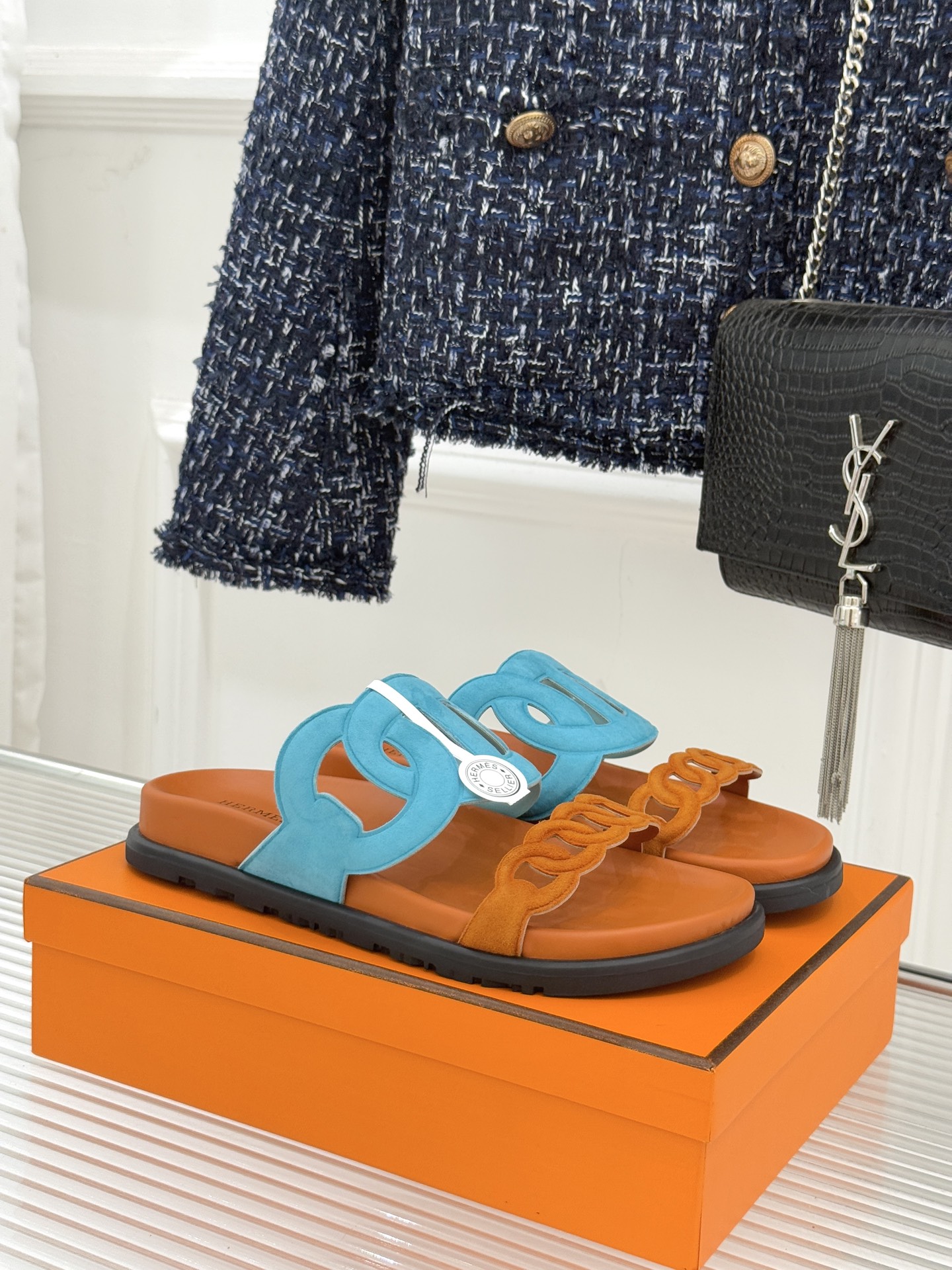 NO:594656,Top version (with original airplane box) Hermès/Hermès classic hollow pig nose casual lazy slippers. The iconic pig nose hollow design is playful and eye-catching. It highlights the brand heritage in simplicity. It is full of high-end. Every detail can stand the attention. The clip-on design cleverly fits the foot. It is stable and comfortable. Whether you are strolling on the seaside or shuttling in the city streets, it is the best choice to brighten your look and inject a touch of casual elegance into your summer outfit.  The fabric is made of original customized leather, the inner pads are all mixed sheepskin, the original molded custom anti-slip outsole size35-39 (customized 40/41/42), slippers, hermes, hermes, slippers, sheepskin19860909顶版（配原版飞机盒） Hermès/爱马仕经典镂空猪鼻子休闲 懒人拖鞋 标志性的猪鼻子镂空设计俏皮吸睛 在简约中彰显品牌底蕴 高级感满满 每一处细节都经得起考究 夹脚设计巧妙贴合足部 既稳固又舒适 无论是漫步海滨 还是在城市街头穿梭 它都是点亮造型的不二之选 为你的夏日穿搭注入一抹随性优雅 . 面料采用原版定制皮料 内里垫脚均为混种羊皮 原版开模定制防滑大底 size35-39（40/41/42定制）,拖鞋,hermes,hermes,slippers,sheepskin,Women's Shoes