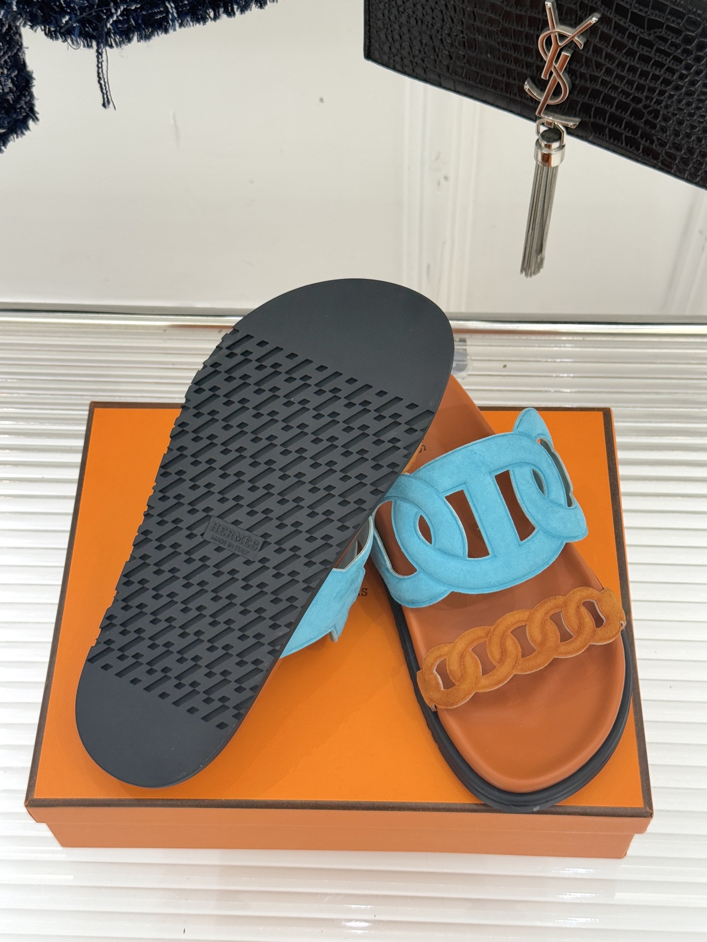 顶版 （配原版飞机盒）Hermès/爱马仕经典镂空猪鼻子休闲懒人拖鞋标志性的猪鼻子镂空设计俏皮吸睛在简约
