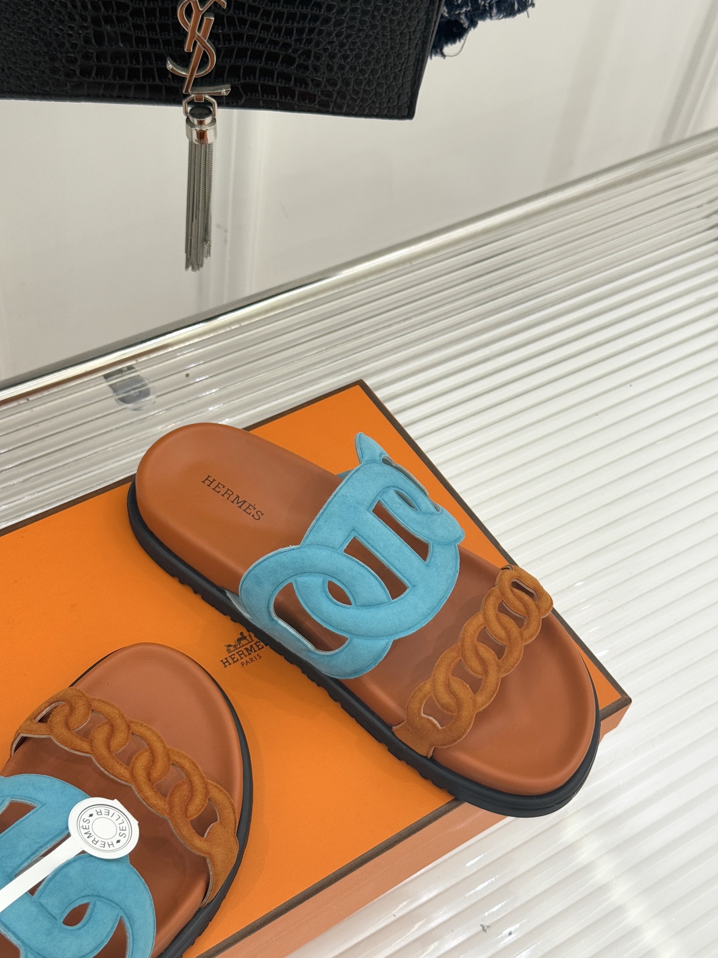 顶版 （配原版飞机盒）Hermès/爱马仕经典镂空猪鼻子休闲懒人拖鞋标志性的猪鼻子镂空设计俏皮吸睛在简约