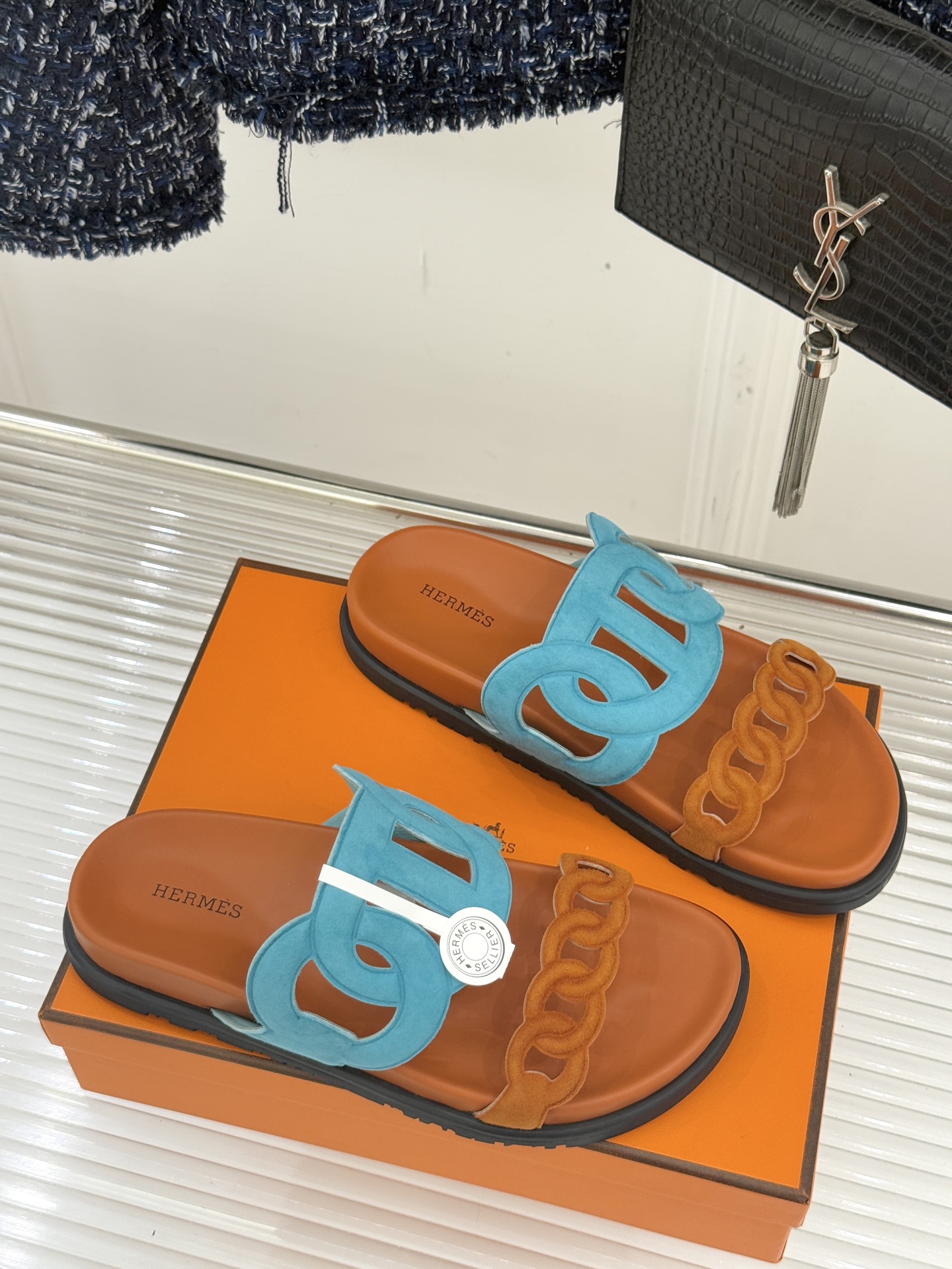 顶版 （配原版飞机盒）Hermès/爱马仕经典镂空猪鼻子休闲懒人拖鞋标志性的猪鼻子镂空设计俏皮吸睛在简约