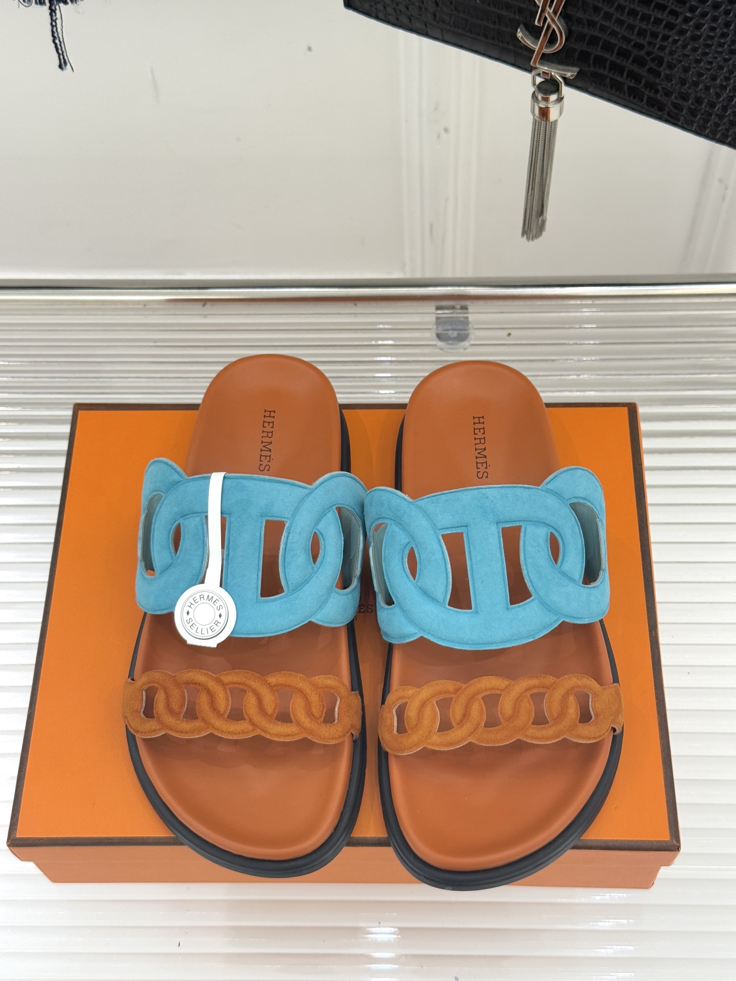 顶版 （配原版飞机盒）Hermès/爱马仕经典镂空猪鼻子休闲懒人拖鞋标志性的猪鼻子镂空设计俏皮吸睛在简约