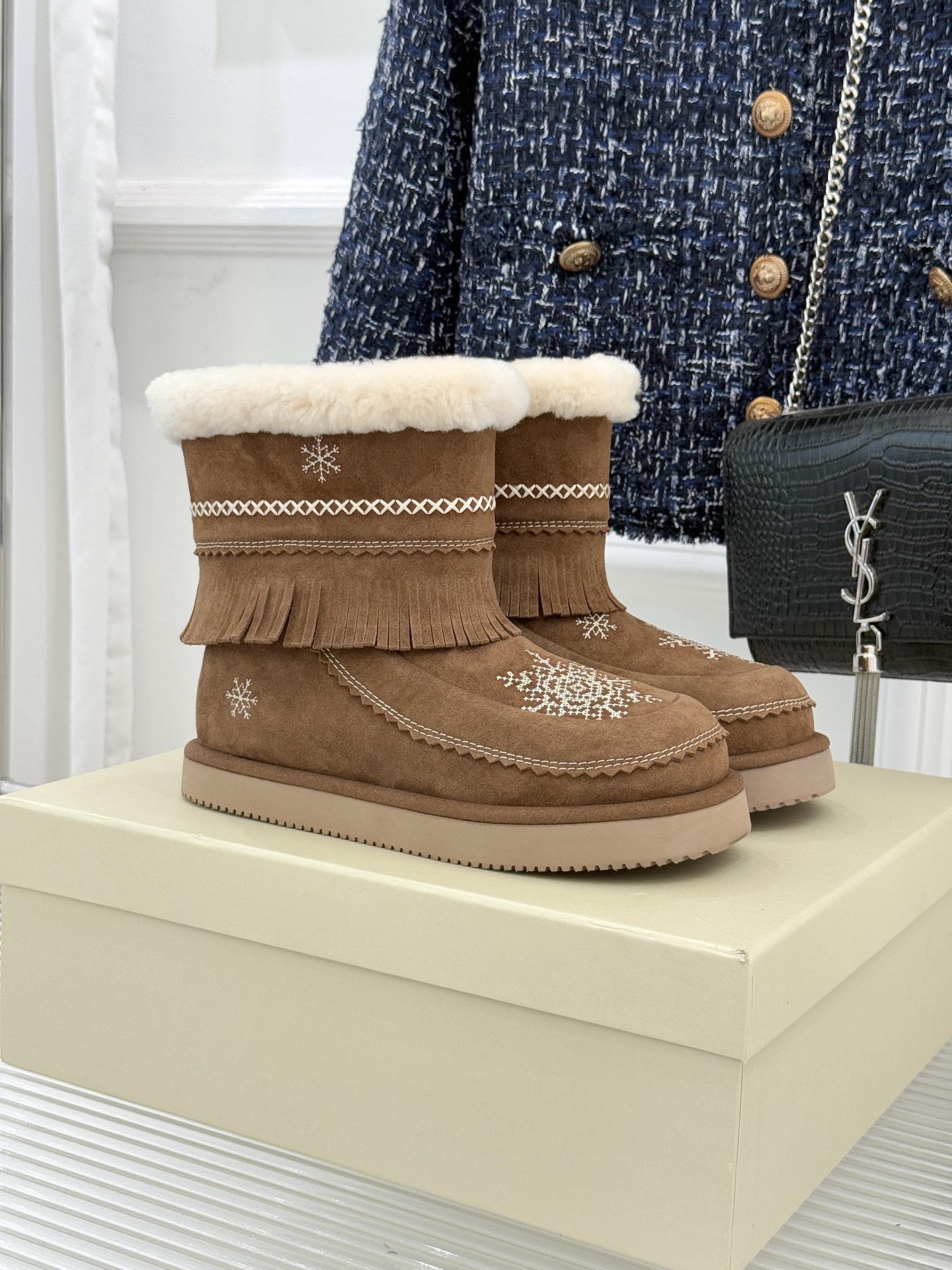 UNfolio25WF新品复古雪花厚底雪地靴当雪花吻上复古纹路 流苏随步履轻摇这双雪地靴让冬日穿搭既抗寒