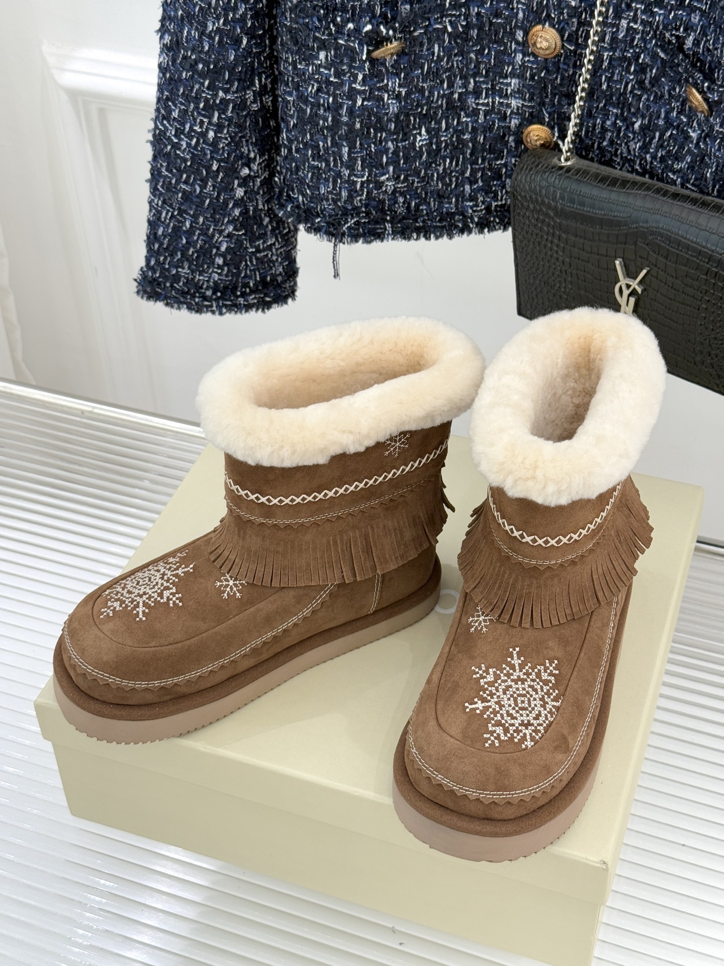 UNfolio25WF新品复古雪花厚底雪地靴当雪花吻上复古纹路 流苏随步履轻摇这双雪地靴让冬日穿搭既抗寒