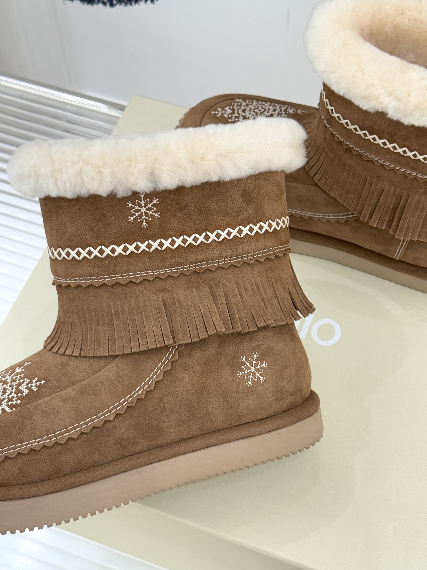 UNfolio25WF新品复古雪花厚底雪地靴当雪花吻上复古纹路 流苏随步履轻摇这双雪地靴让冬日穿搭既抗寒