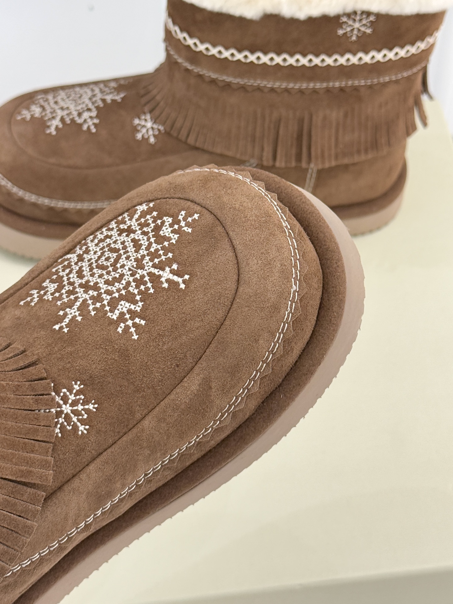 UNfolio25WF新品复古雪花厚底雪地靴当雪花吻上复古纹路 流苏随步履轻摇这双雪地靴让冬日穿搭既抗寒