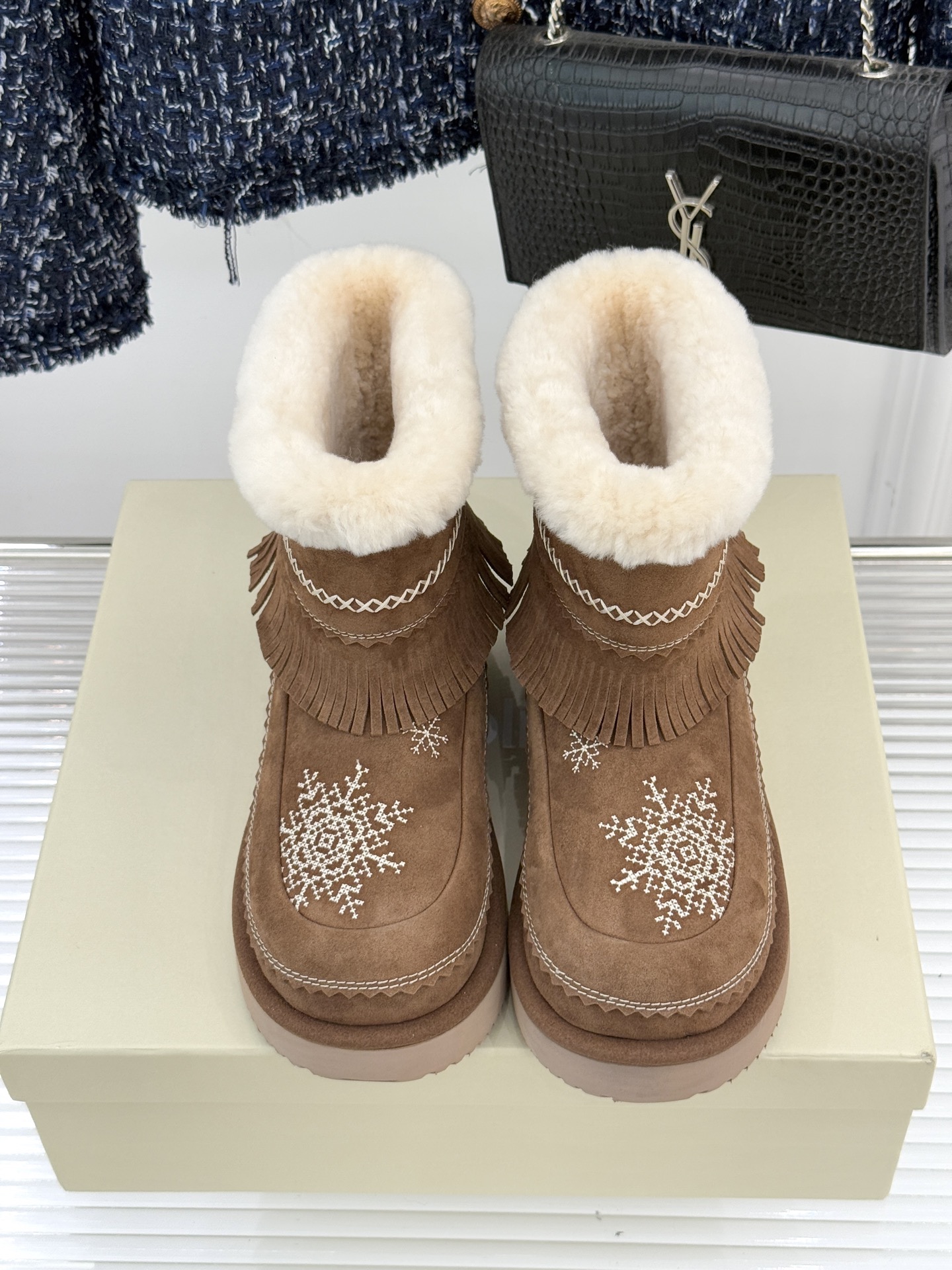 UNfolio25WF新品复古雪花厚底雪地靴当雪花吻上复古纹路 流苏随步履轻摇这双雪地靴让冬日穿搭既抗寒