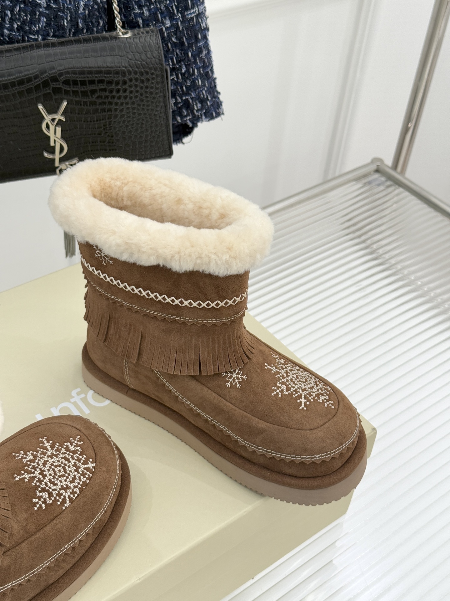 UNfolio25WF新品复古雪花厚底雪地靴当雪花吻上复古纹路 流苏随步履轻摇这双雪地靴让冬日穿搭既抗寒