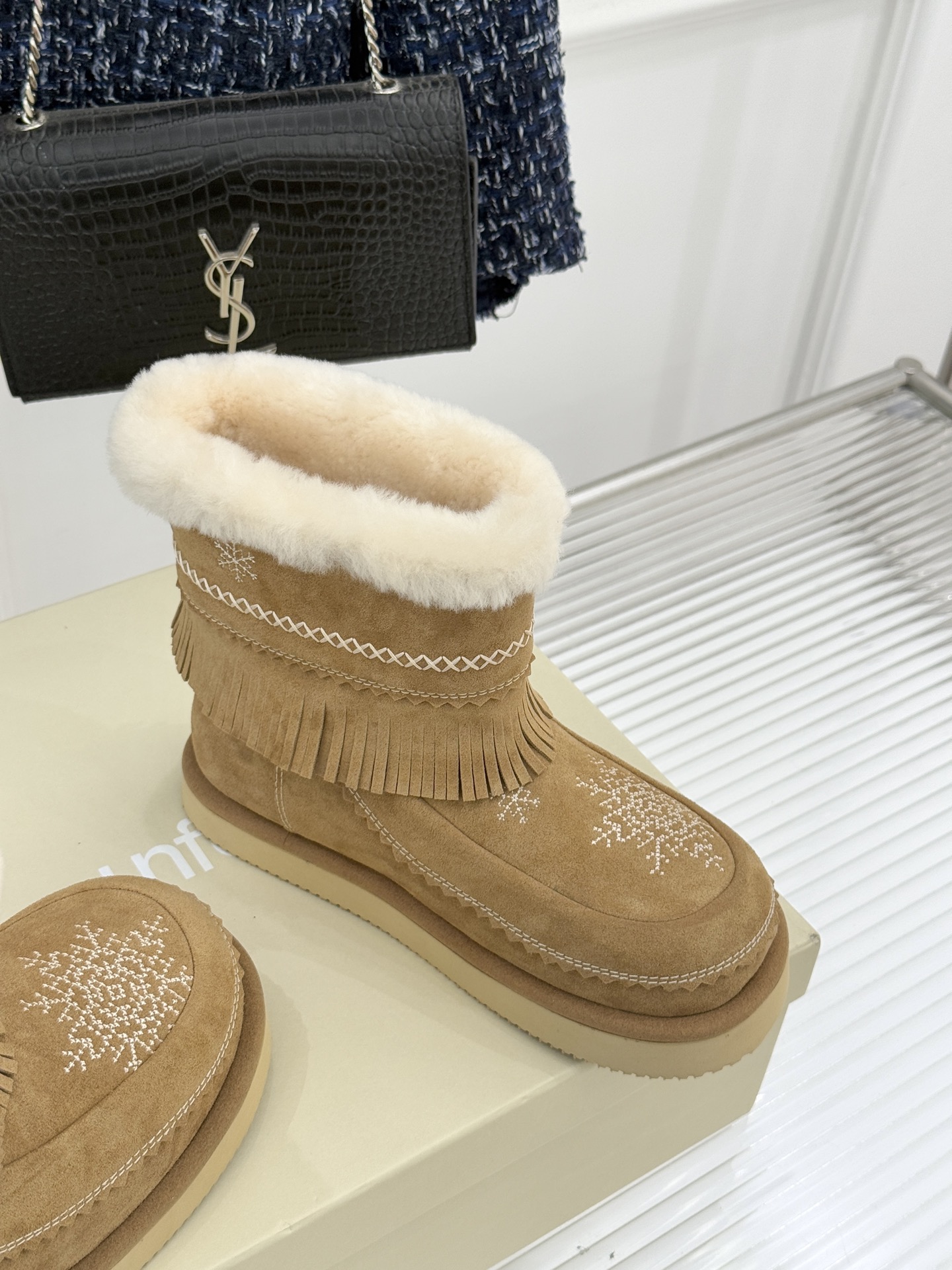 UNfolio25WF新品复古雪花厚底雪地靴当雪花吻上复古纹路 流苏随步履轻摇这双雪地靴让冬日穿搭既抗寒