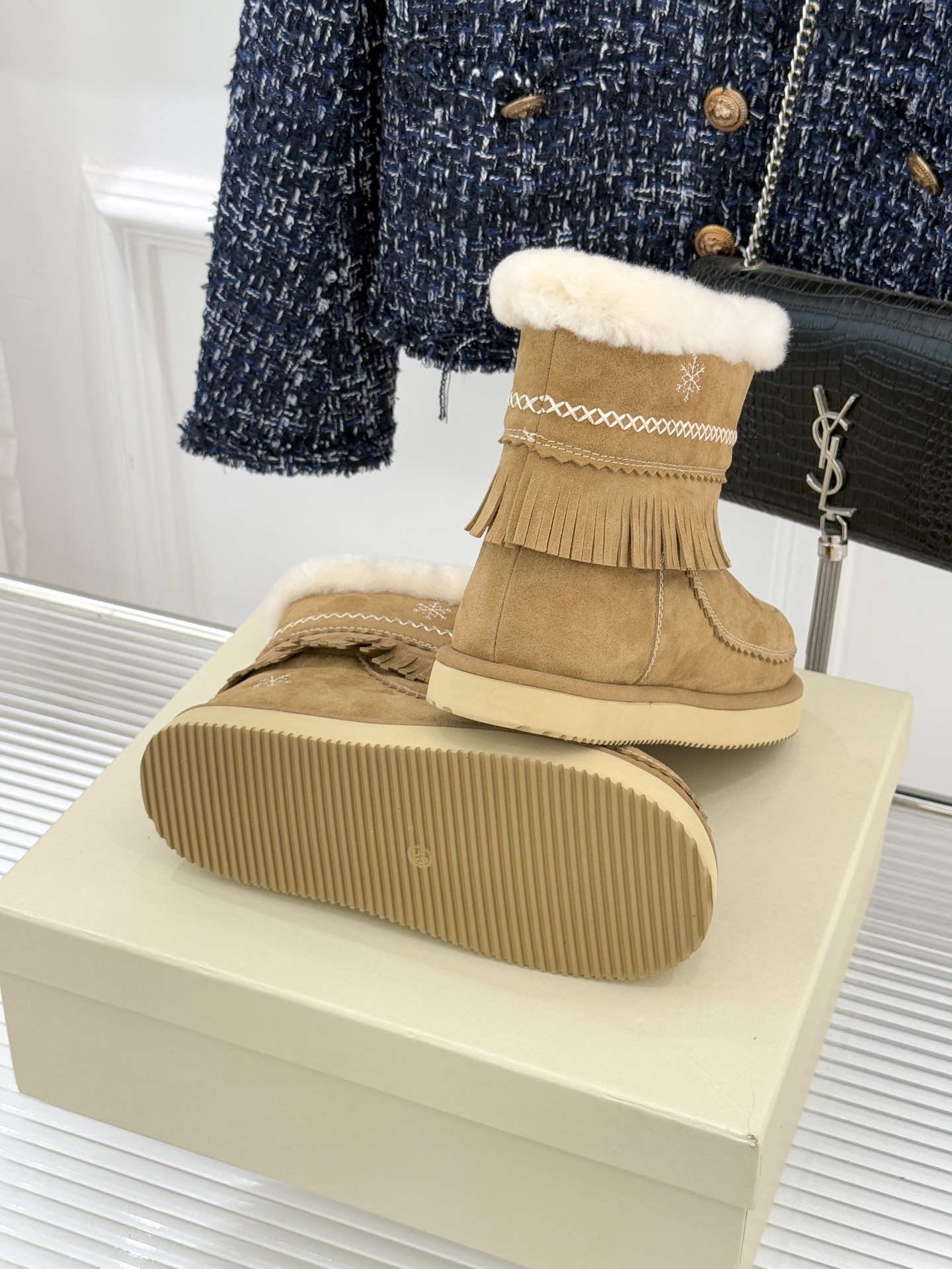 UNfolio25WF新品复古雪花厚底雪地靴当雪花吻上复古纹路 流苏随步履轻摇这双雪地靴让冬日穿搭既抗寒