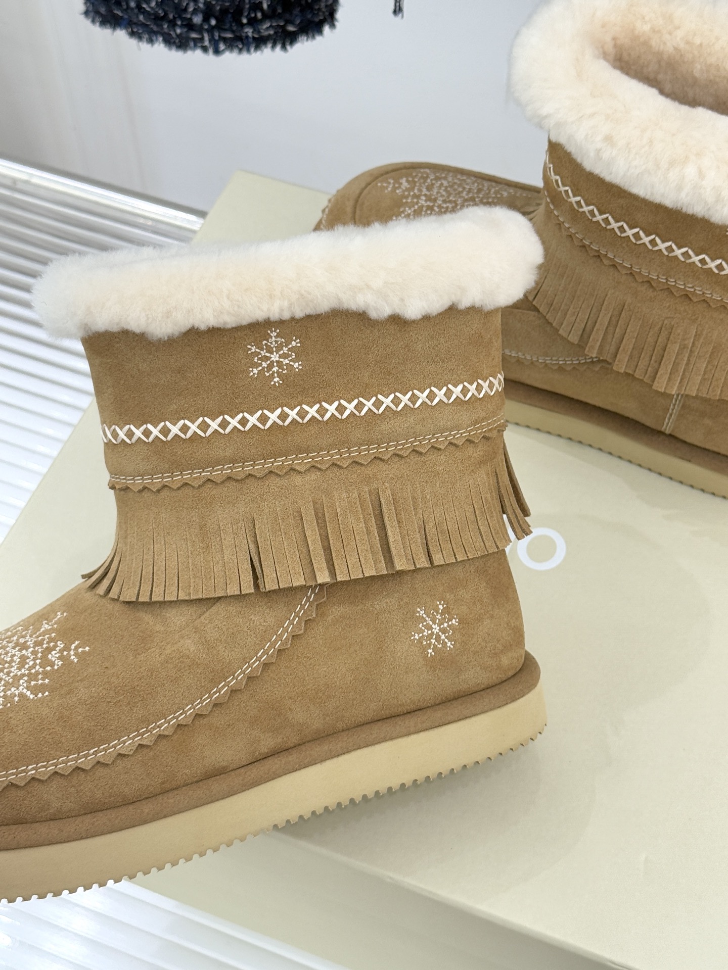 UNfolio25WF新品复古雪花厚底雪地靴当雪花吻上复古纹路 流苏随步履轻摇这双雪地靴让冬日穿搭既抗寒