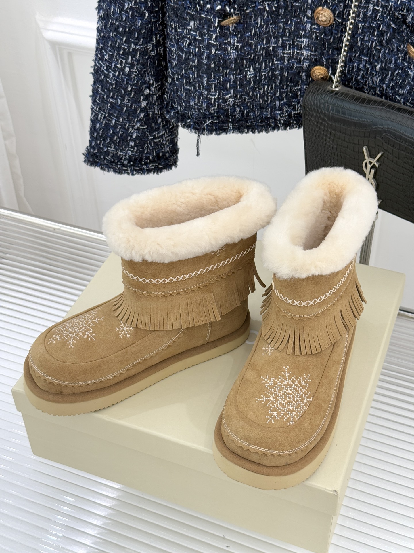 UNfolio25WF新品复古雪花厚底雪地靴当雪花吻上复古纹路 流苏随步履轻摇这双雪地靴让冬日穿搭既抗寒