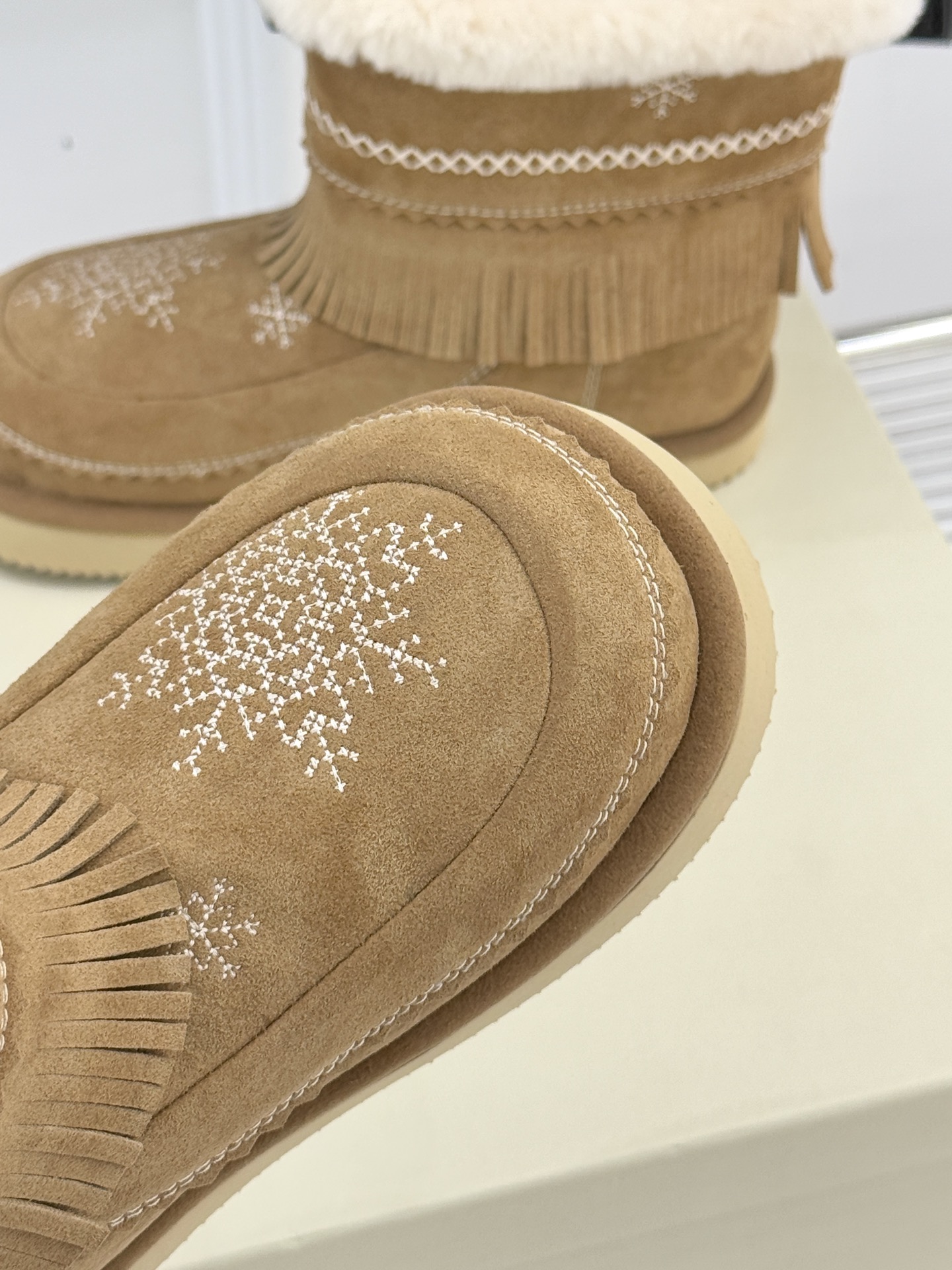 UNfolio25WF新品复古雪花厚底雪地靴当雪花吻上复古纹路 流苏随步履轻摇这双雪地靴让冬日穿搭既抗寒