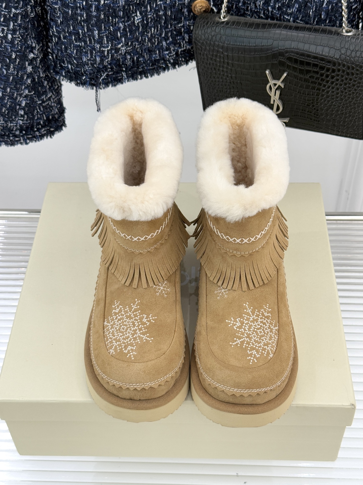 UNfolio25WF新品复古雪花厚底雪地靴当雪花吻上复古纹路 流苏随步履轻摇这双雪地靴让冬日穿搭既抗寒