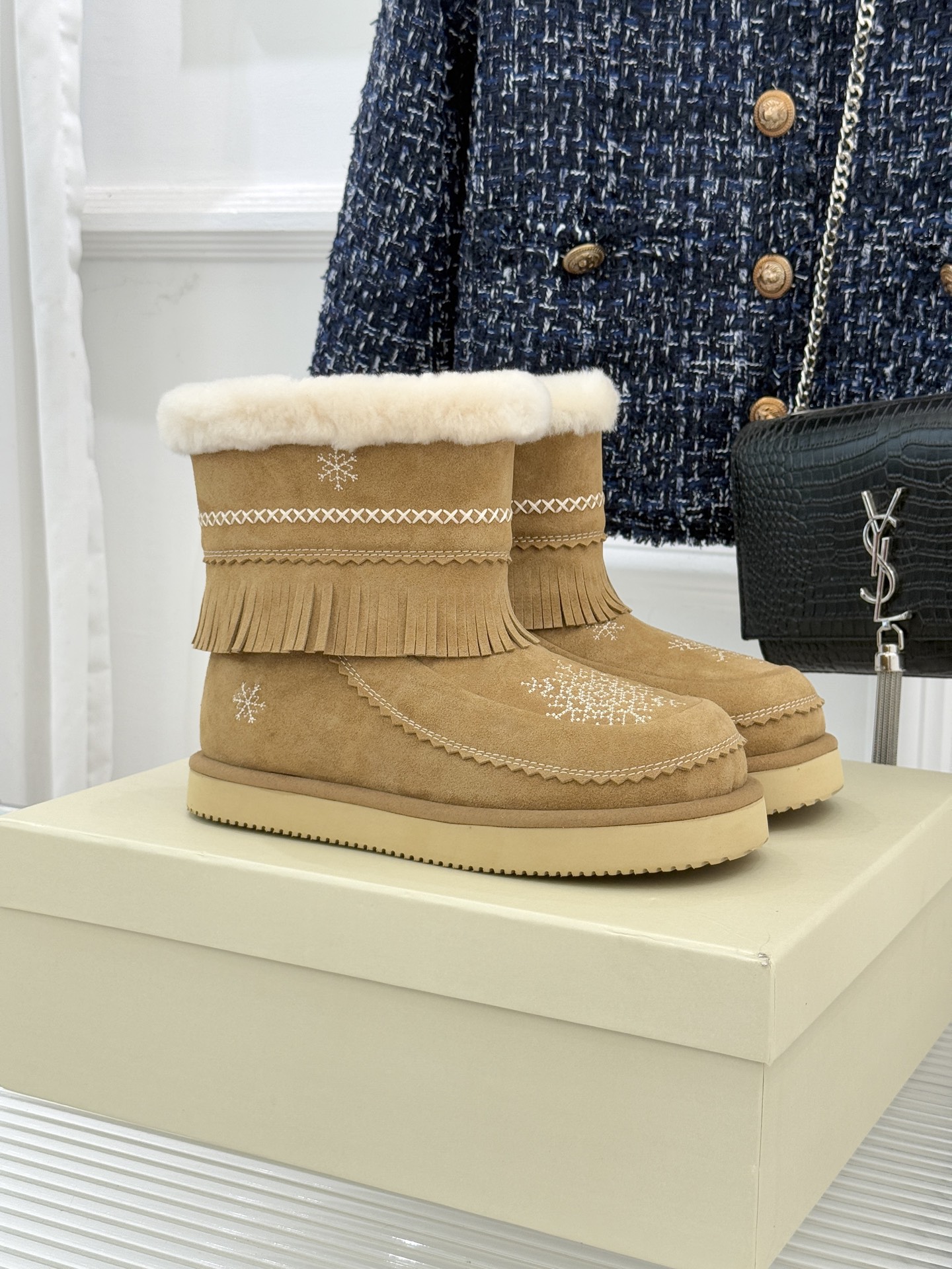 NO:594673,UNfolio25WF's new retro snowflake thick-soled snow boots. When snowflakes kiss the retro texture, the tassels sway gently with each step. These snow boots make winter wear both cold-resistant and elegant. Sheep fur is integrated inside to protect you from the severe cold of minus 25 degrees Celsius. Every step is like stepping on clouds, which is soft and comfortable. The heat-reflective coating locks in body heat, and your feet are always warm like a constant temperature hug. The thick-soled design hides the secret and quietly lengthens the leg line.  Paired with the exquisite snowflake embroidery on the shoe body, the retro charm and girly feel are combined in both directions. The high-quality cow suede upper is waterproof and stain-resistant, and the non-slip rubber outsole firmly grips the ground, allowing you to steadily and elegantly walk in rainy and snowy days. The tassels are swaying while walking, and the gold and silver thread snowflakes shine in the light. Whether paired with straight pants to create a lazy commute style, or paired with a skirt to unlock a sweet girl atmosphere, this pair of snow boots can be seamlessly adapted.  The classic colors are versatile and easy to choose, allowing you to resist the cold wind on the streets in winter and become the focus of the eyes with the retro style. Every step is at the balance point of fashion and warmth. size35-39 (customized 40/41), snow boots, boots, skirts, sheepskin, chamois leather19860909UNfolio25WF新品复古雪花厚底雪地靴 当雪花吻上复古纹路 流苏随步履轻摇 这双雪地靴让冬日穿搭既抗寒又出片 羊皮毛一体内里裹住零下25℃的严寒 每一步都像踩在云朵上松软惬意 热反射涂层锁住体热, 双脚始终暖如恒温拥抱. 厚底设计暗藏心机 悄悄拉长腿线 搭配鞋身精致雪花刺绣 复古韵味与少女感双向拉满. 优质牛麂皮鞋面防水耐脏 防滑橡胶大底牢牢抓地 雨雪天也能稳稳踏出优雅步调. 行走间 流苏摇曳生姿 金银丝线雪花在光下闪着细碎光泽 无论是搭配直筒裤打造通勤慵懒风 还是配半身裙解锁甜妹氛围感 这双雪地靴都能无缝适配. 经典色系百搭不挑衣 让你在冬日街头既能抵御寒风 又能凭借复古格调成为视觉焦点 每一步都踏在时尚与温暖的平衡点上. size35-39（40/41定制）,雪地靴,boots,skirts,sheepskin,chamois leather,Women's Shoes