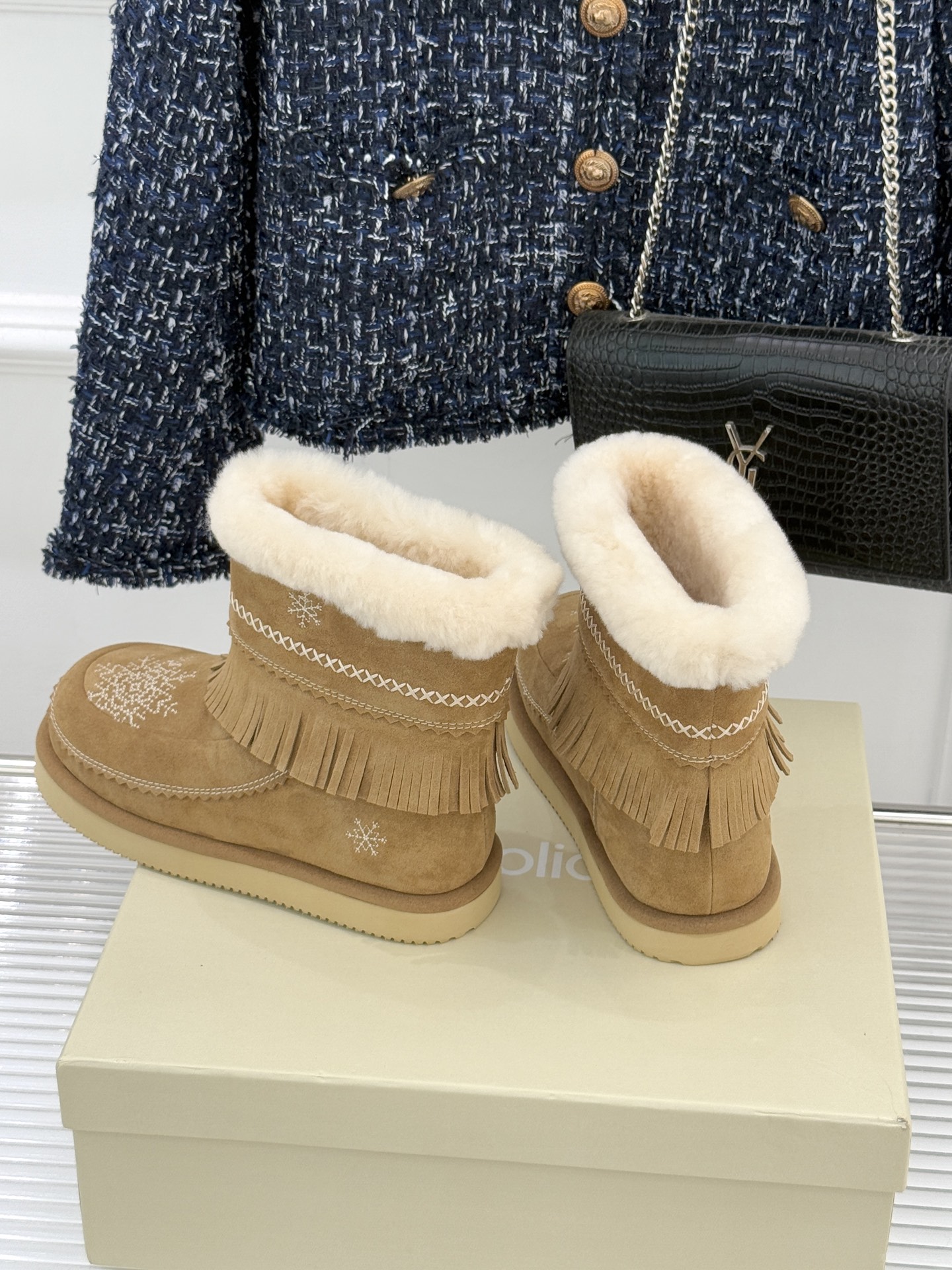 UNfolio25WF新品复古雪花厚底雪地靴当雪花吻上复古纹路 流苏随步履轻摇这双雪地靴让冬日穿搭既抗寒