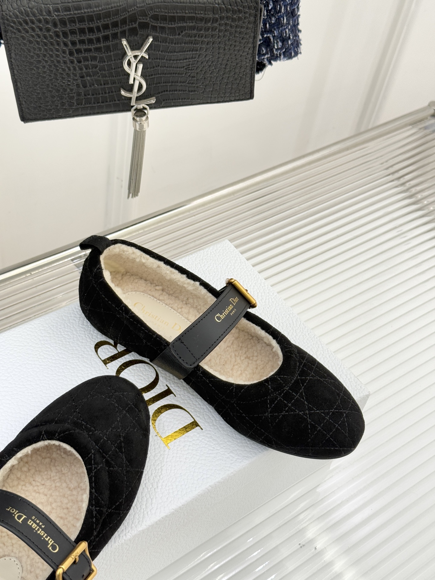 Dior/迪奥25WF新品字母复古菱格皮带扣玛丽珍毛毛鞋当法式优雅邂逅复古风潮这双毛毛鞋以经典廓形重构冬