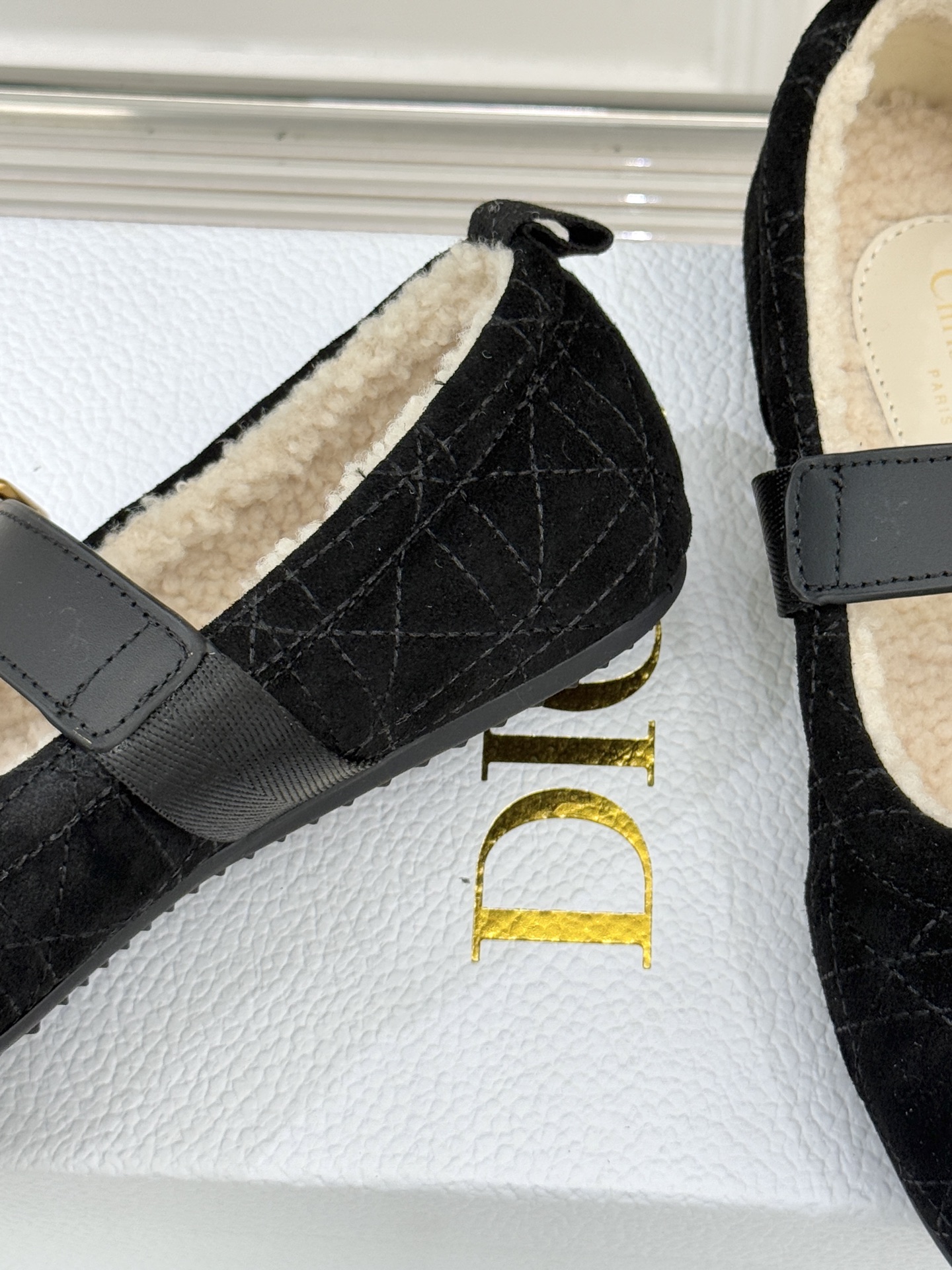 Dior/迪奥25WF新品字母复古菱格皮带扣玛丽珍毛毛鞋当法式优雅邂逅复古风潮这双毛毛鞋以经典廓形重构冬