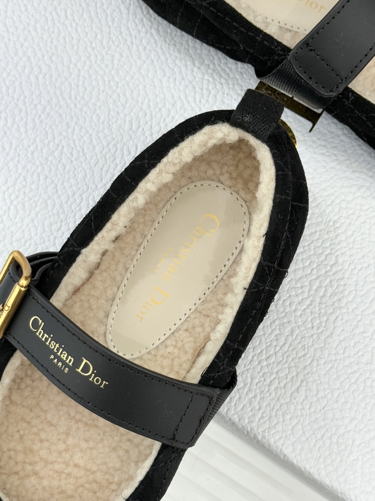 Dior/迪奥25WF新品字母复古菱格皮带扣玛丽珍毛毛鞋当法式优雅邂逅复古风潮这双毛毛鞋以经典廓形重构冬