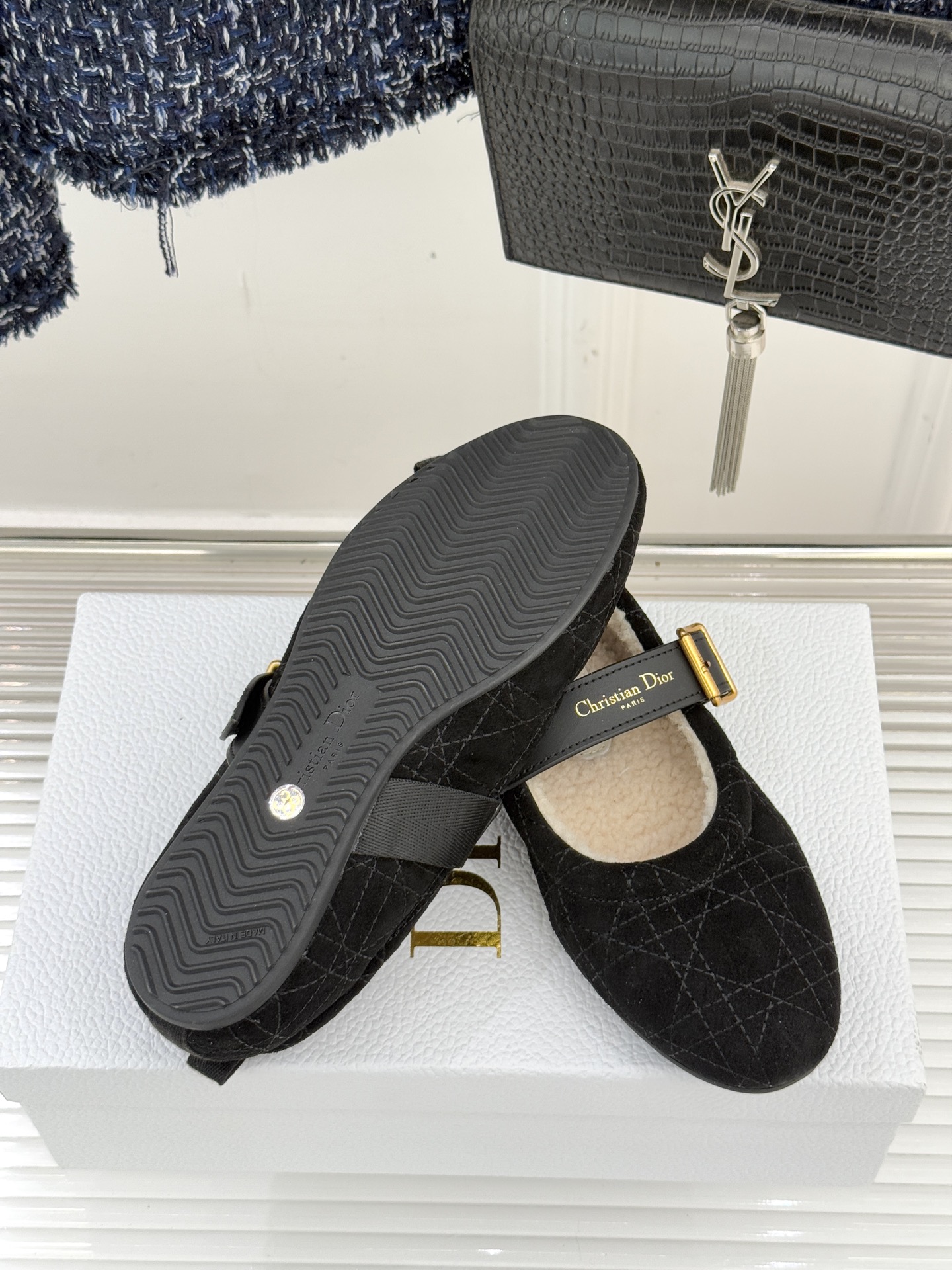 Dior/迪奥25WF新品字母复古菱格皮带扣玛丽珍毛毛鞋当法式优雅邂逅复古风潮这双毛毛鞋以经典廓形重构冬