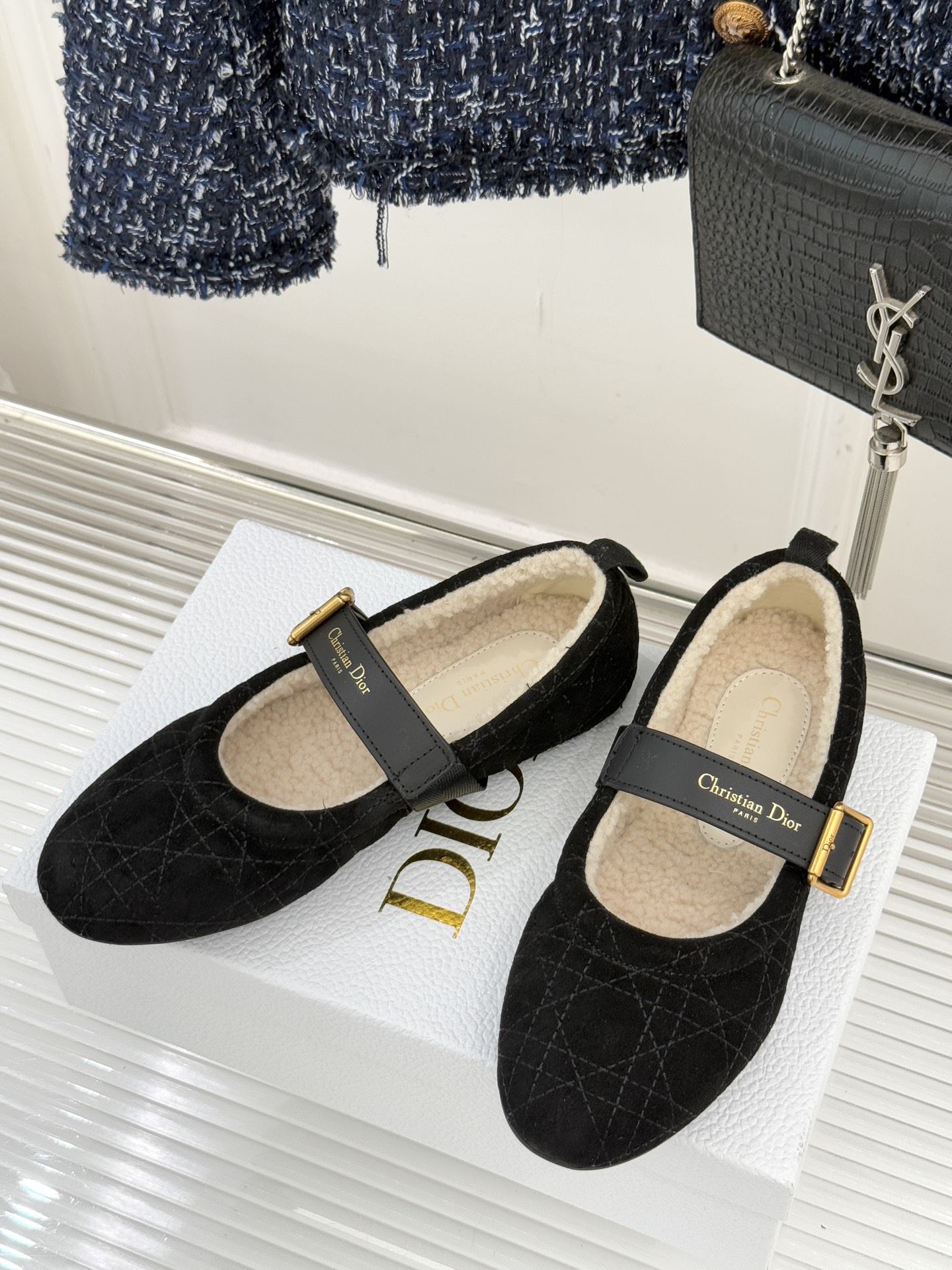 Dior/迪奥25WF新品字母复古菱格皮带扣玛丽珍毛毛鞋当法式优雅邂逅复古风潮这双毛毛鞋以经典廓形重构冬