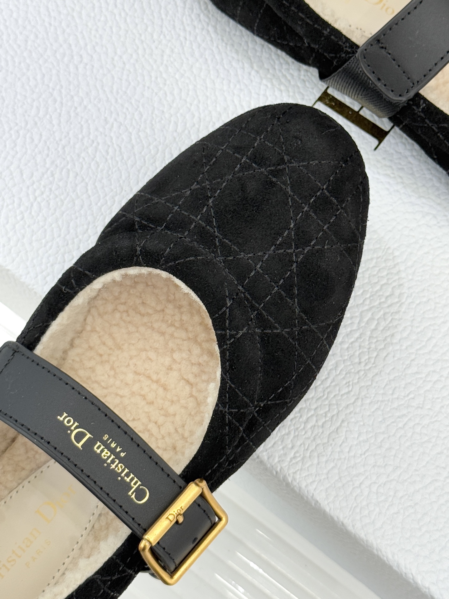 Dior/迪奥25WF新品字母复古菱格皮带扣玛丽珍毛毛鞋当法式优雅邂逅复古风潮这双毛毛鞋以经典廓形重构冬