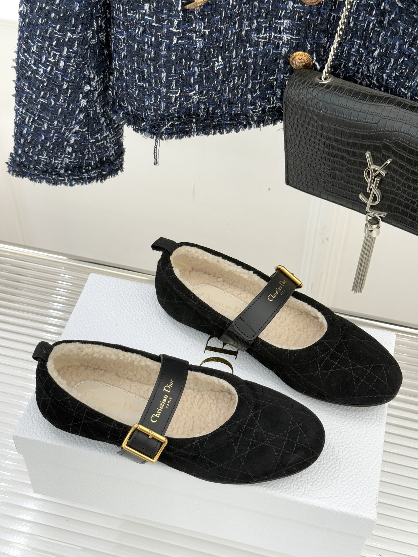 Dior/迪奥25WF新品字母复古菱格皮带扣玛丽珍毛毛鞋当法式优雅邂逅复古风潮这双毛毛鞋以经典廓形重构冬
