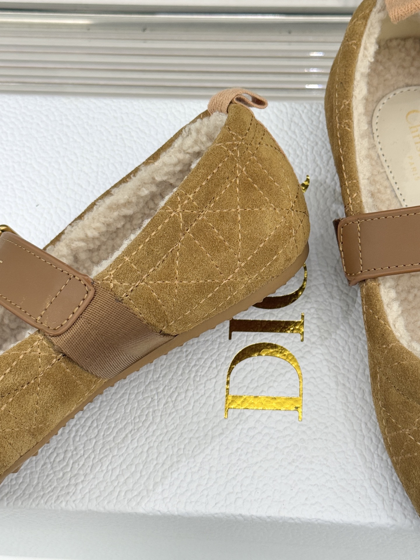 Dior/迪奥25WF新品字母复古菱格皮带扣玛丽珍毛毛鞋当法式优雅邂逅复古风潮这双毛毛鞋以经典廓形重构冬