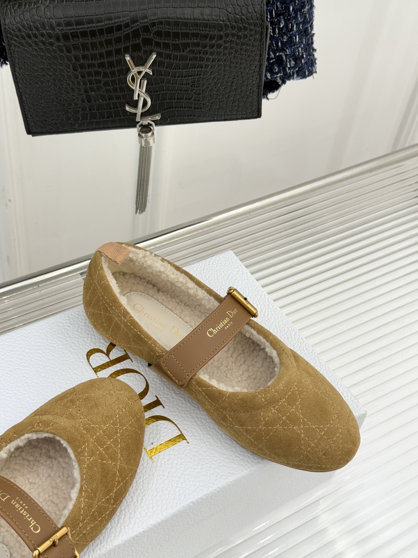 Dior/迪奥25WF新品字母复古菱格皮带扣玛丽珍毛毛鞋当法式优雅邂逅复古风潮这双毛毛鞋以经典廓形重构冬