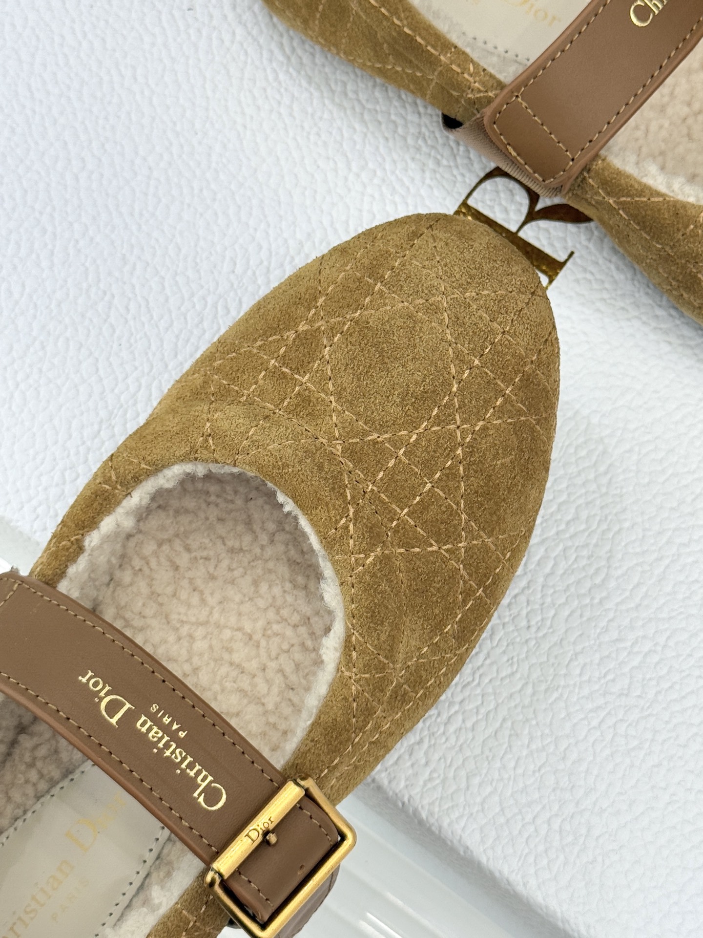 Dior/迪奥25WF新品字母复古菱格皮带扣玛丽珍毛毛鞋当法式优雅邂逅复古风潮这双毛毛鞋以经典廓形重构冬