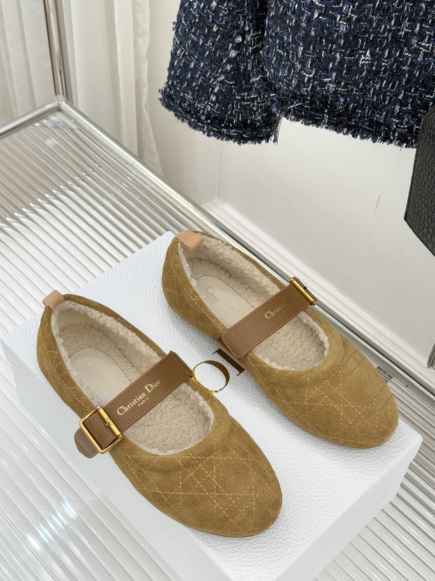 Dior/迪奥25WF新品字母复古菱格皮带扣玛丽珍毛毛鞋当法式优雅邂逅复古风潮这双毛毛鞋以经典廓形重构冬