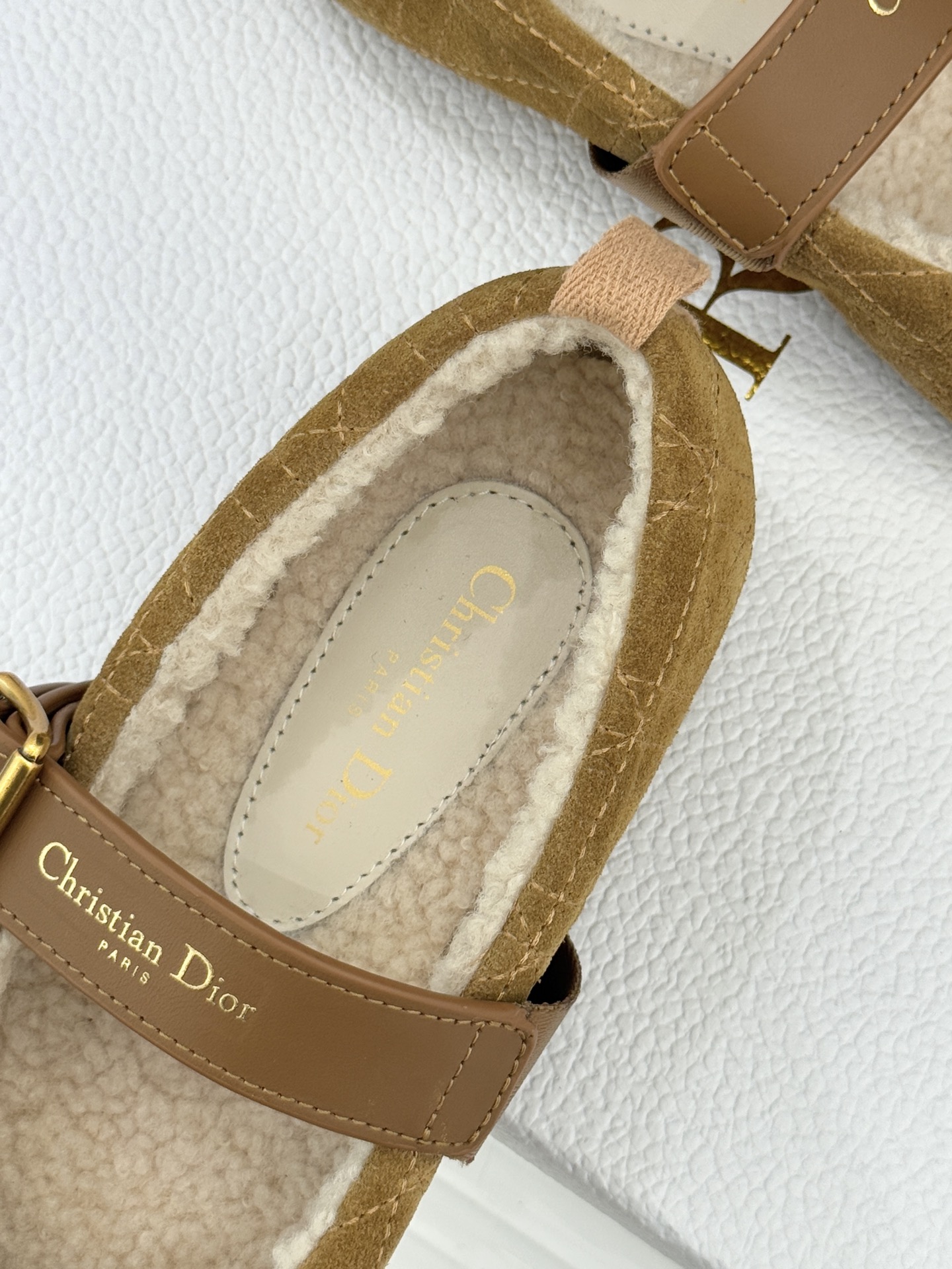 Dior/迪奥25WF新品字母复古菱格皮带扣玛丽珍毛毛鞋当法式优雅邂逅复古风潮这双毛毛鞋以经典廓形重构冬