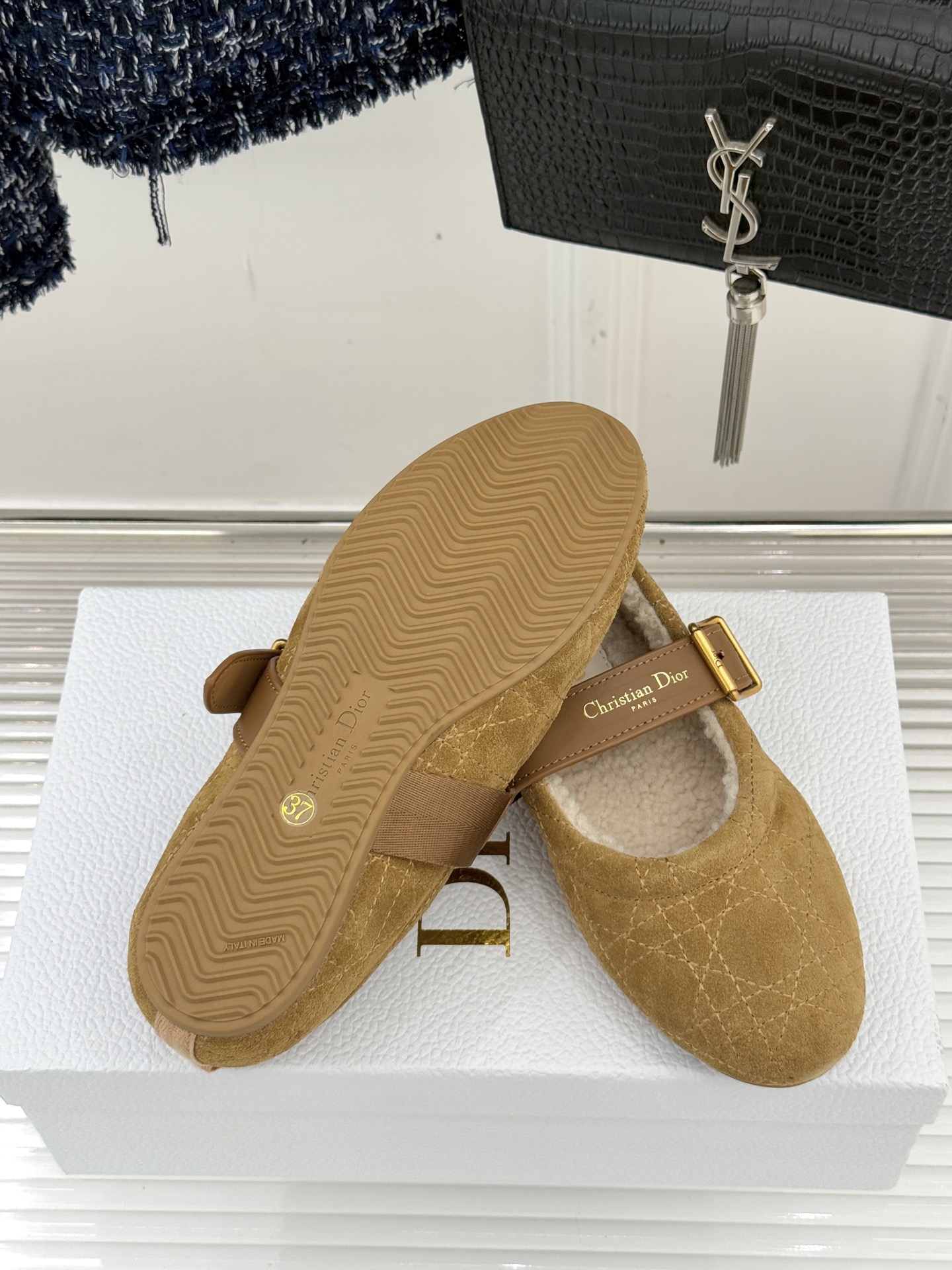 Dior/迪奥25WF新品字母复古菱格皮带扣玛丽珍毛毛鞋当法式优雅邂逅复古风潮这双毛毛鞋以经典廓形重构冬