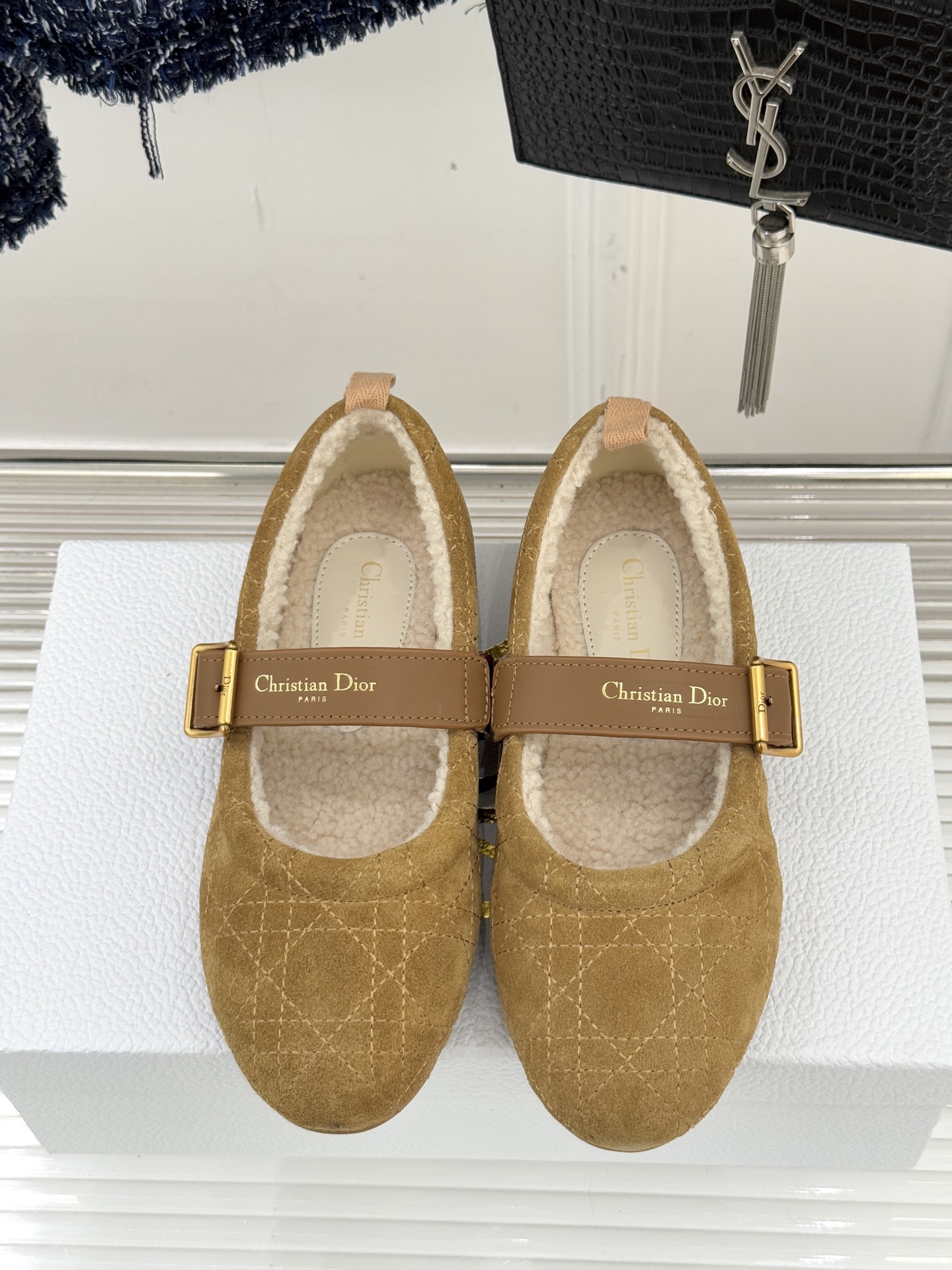Dior/迪奥25WF新品字母复古菱格皮带扣玛丽珍毛毛鞋当法式优雅邂逅复古风潮这双毛毛鞋以经典廓形重构冬