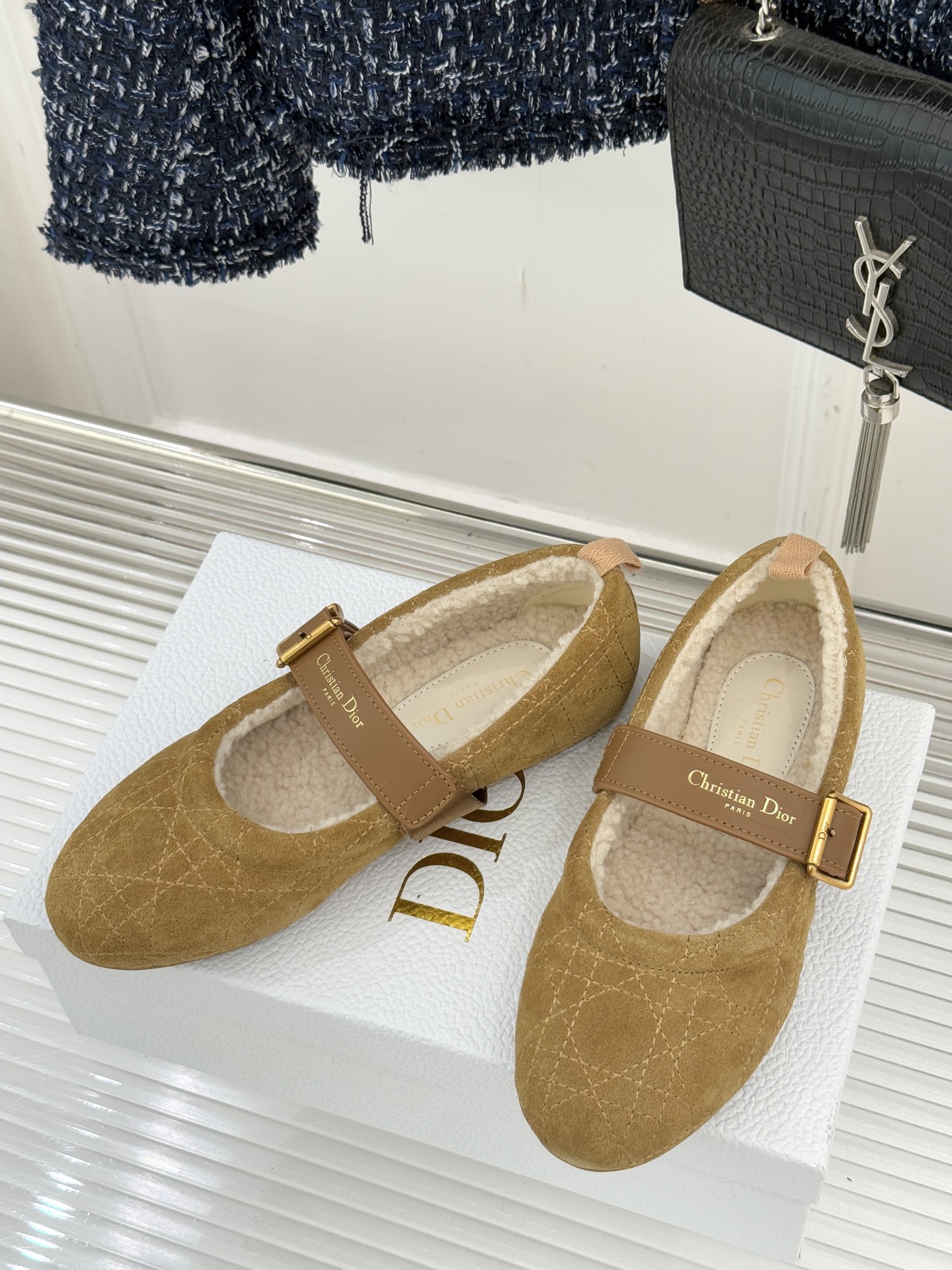 Dior/迪奥25WF新品字母复古菱格皮带扣玛丽珍毛毛鞋当法式优雅邂逅复古风潮这双毛毛鞋以经典廓形重构冬